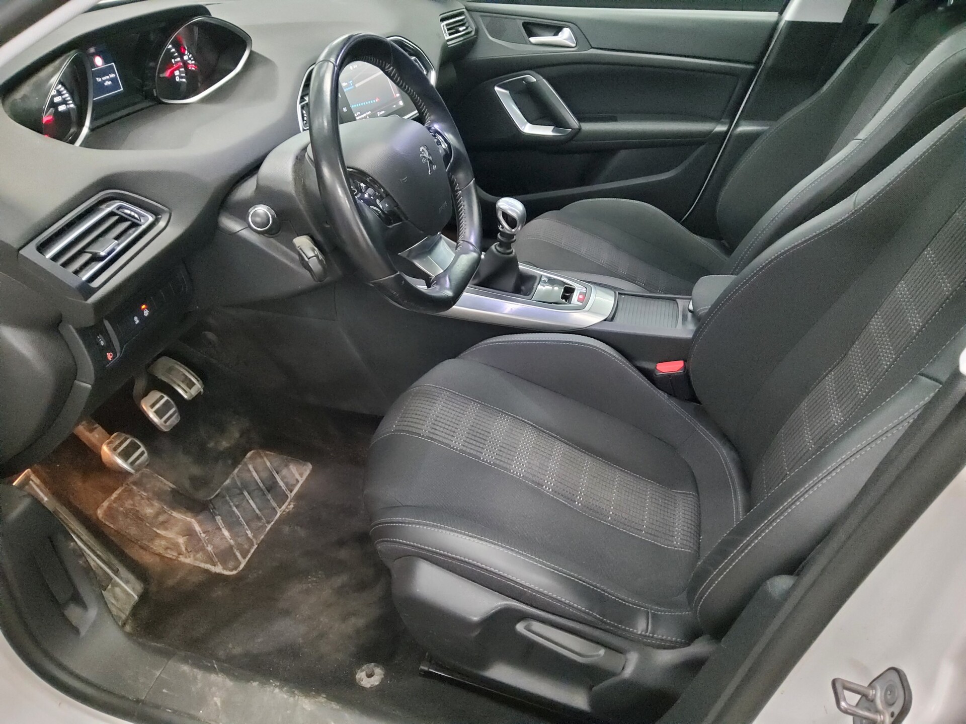 Peugeot 308 1.5 BlueHDi 130 Allure T-Leder Navi Pano AHK 8