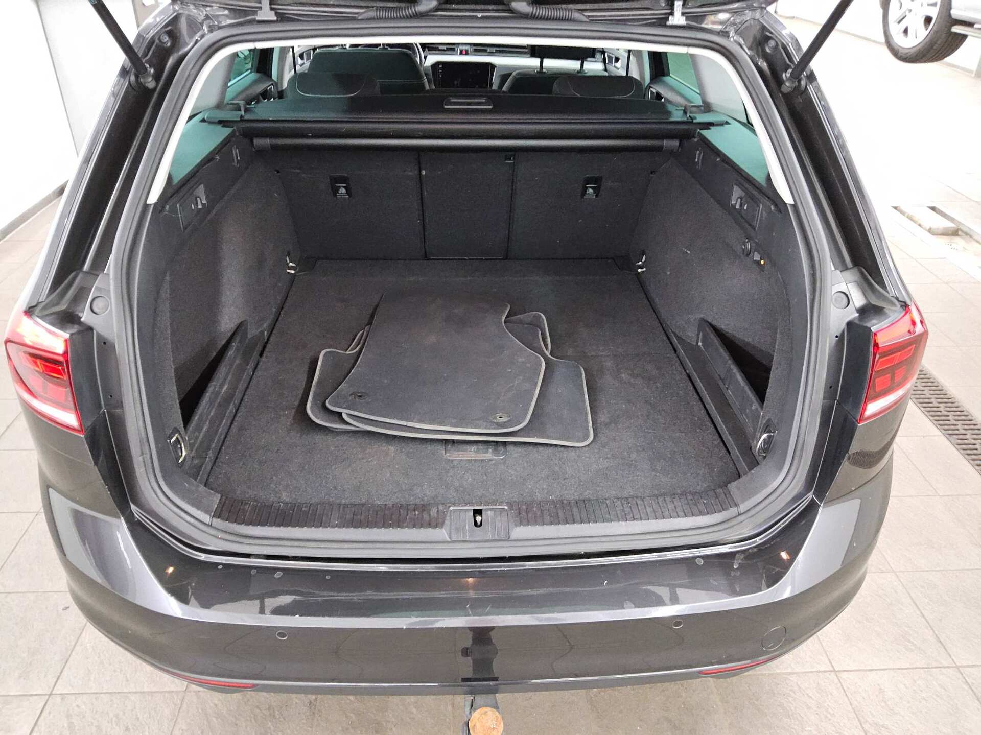 Volkswagen Passat Var. 2.0 TDI Business Navi LED AID RFK 12