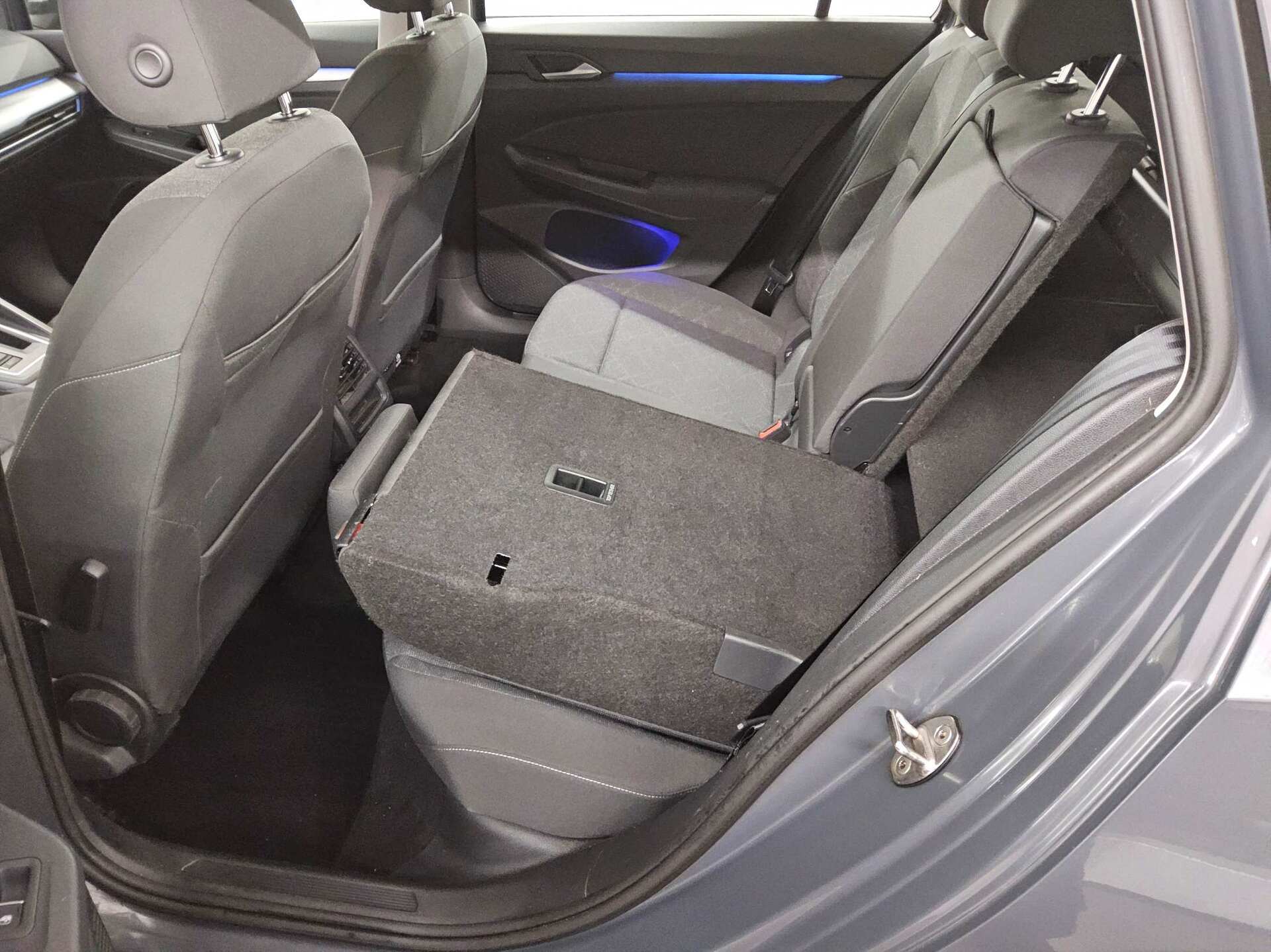 Volkswagen Golf-8 Var. 2.0 TDI Life Navi LED DC AHK ACC Shz 13