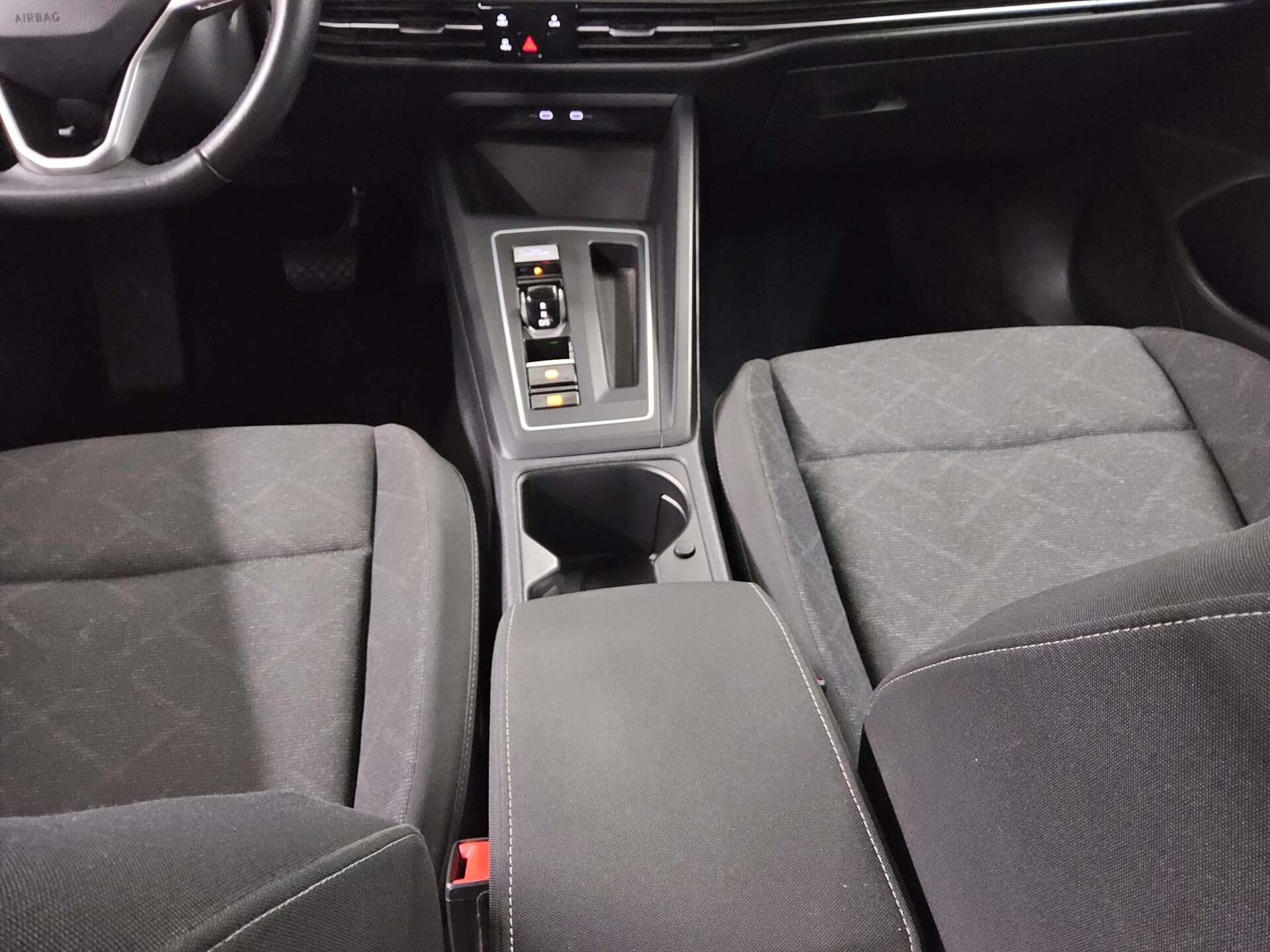 Volkswagen Golf-8 Var. 2.0 TDI Life Navi LED DC AHK ACC Shz 6