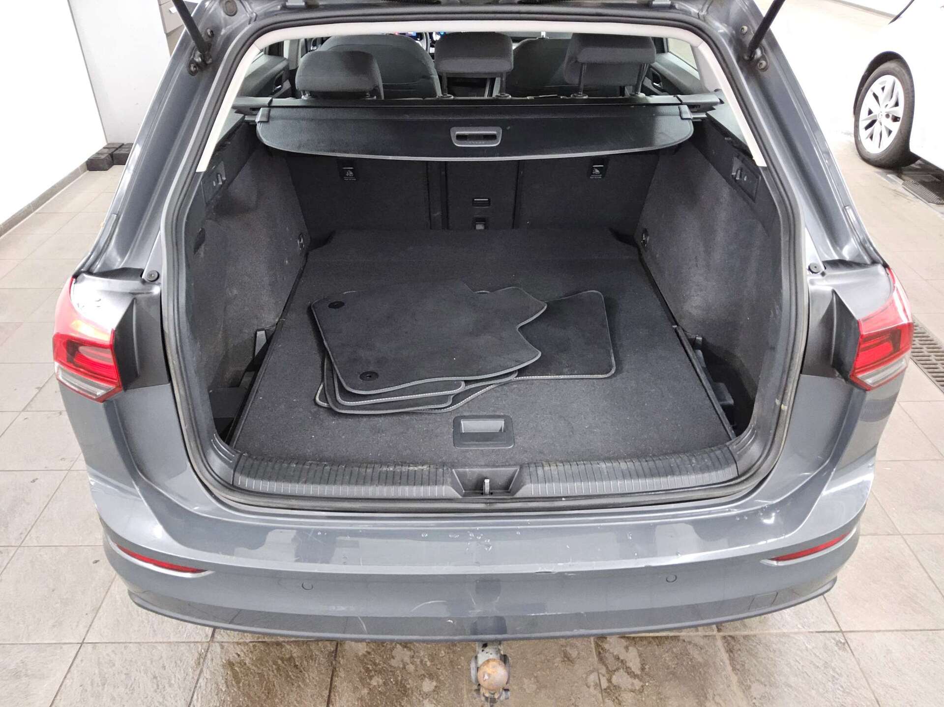 Volkswagen Golf-8 Var. 2.0 TDI Life Navi LED DC AHK ACC Shz 12