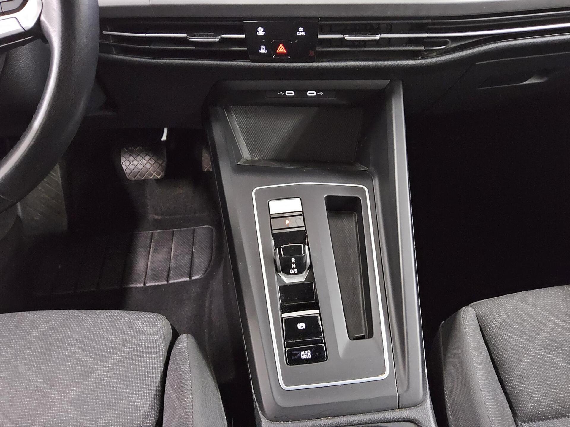 Volkswagen Golf-8 Var. 2.0 TDI Life Navi LED DC ACC Memory 6