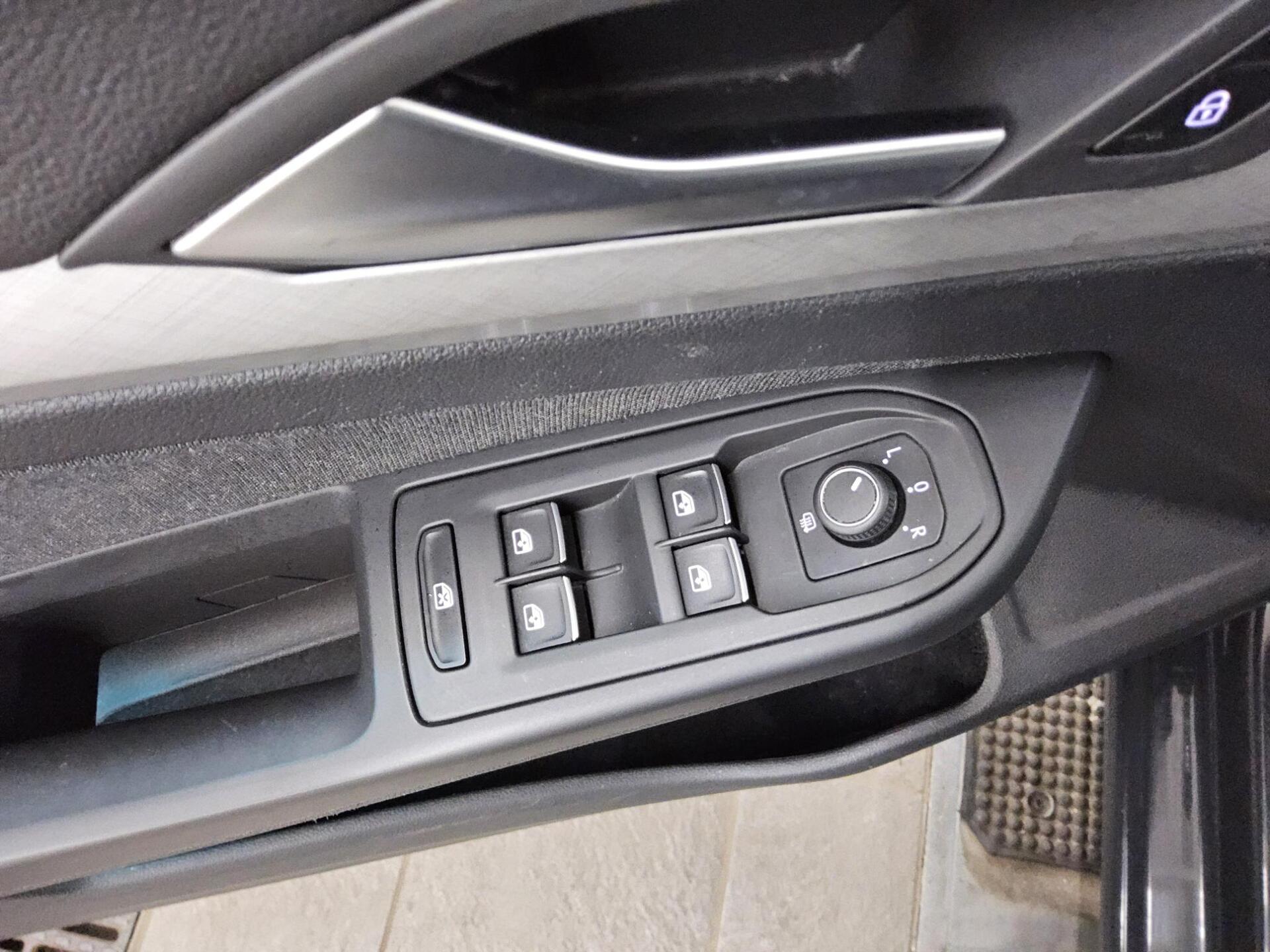 Volkswagen Golf-8 Var. 2.0 TDI Life Navi LED DC ACC Memory 10