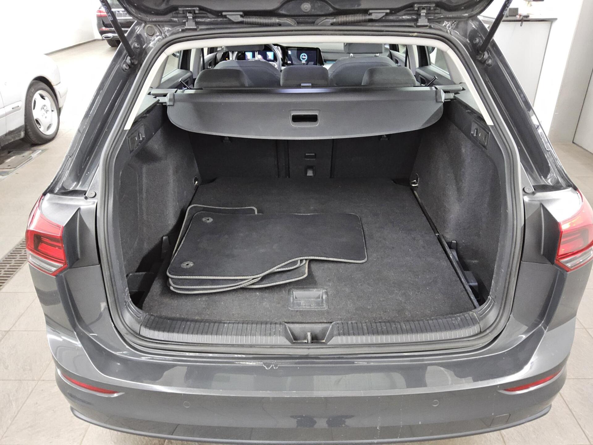 Volkswagen Golf-8 Var. 2.0 TDI Life Navi LED DC ACC Memory 12