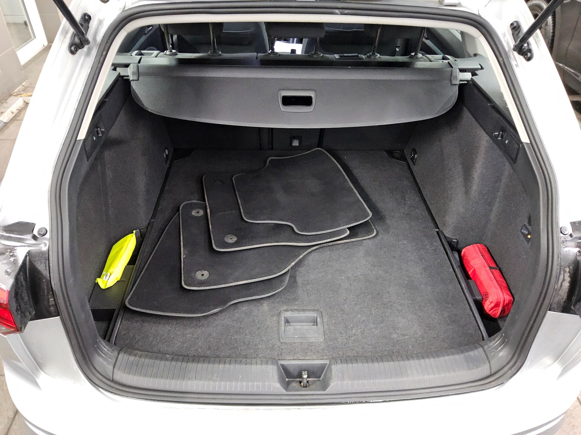 Volkswagen Golf-8 Var. 2.0 TDI Life Navi LED DC AHK PDC 12