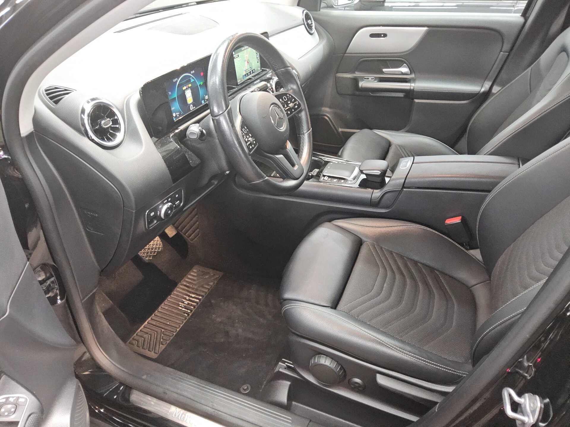 Mercedes-Benz GLA 200 d Style T-Leder Navi LED PDCSHZ Tempomat 8