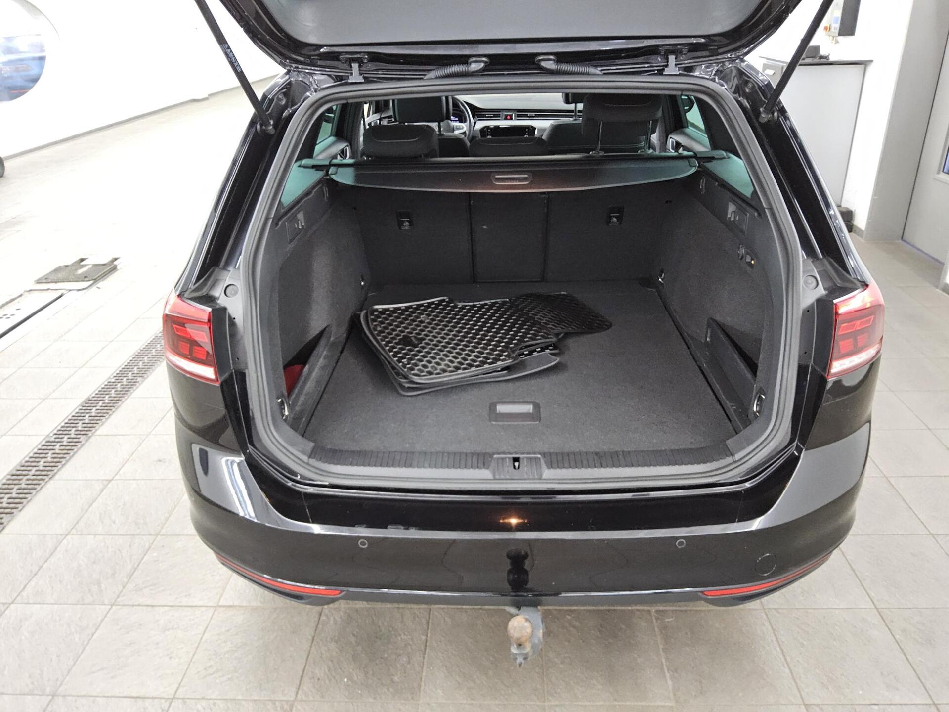 Volkswagen Passat Var. 2.0 TDI Business Navi AID Pano LED 12