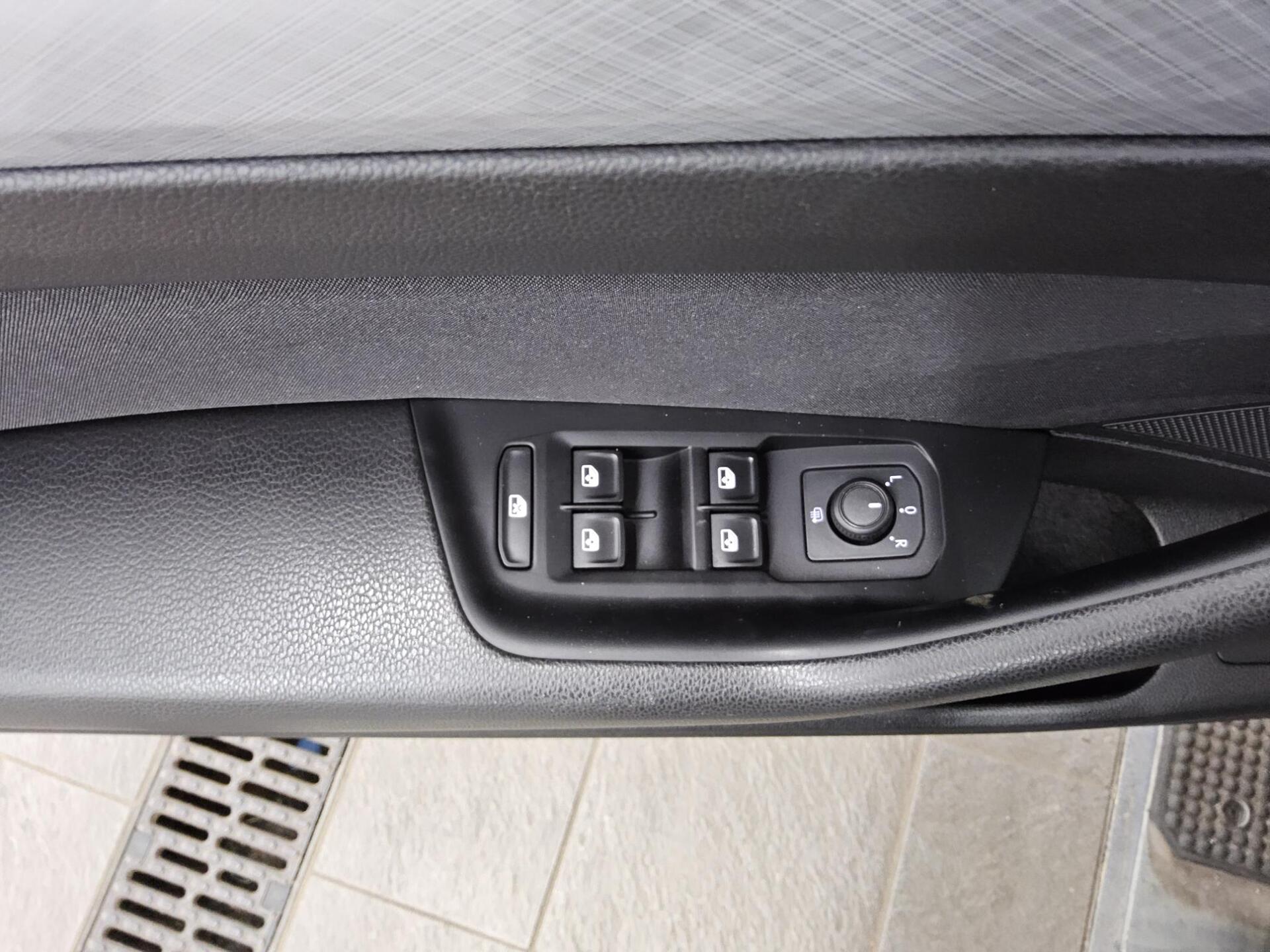 Volkswagen Passat Var. 2.0 TDI Business Navi AID Pano LED 10