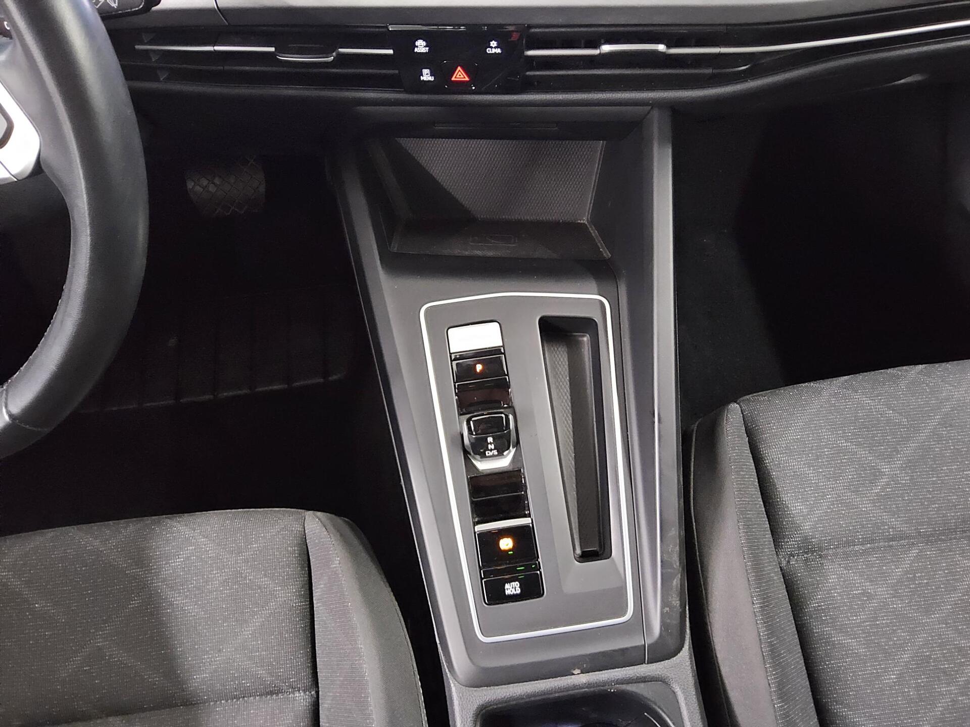 Volkswagen Golf-8 Var. 2.0 TDI Life Navi vorb. LED DC ACC 6