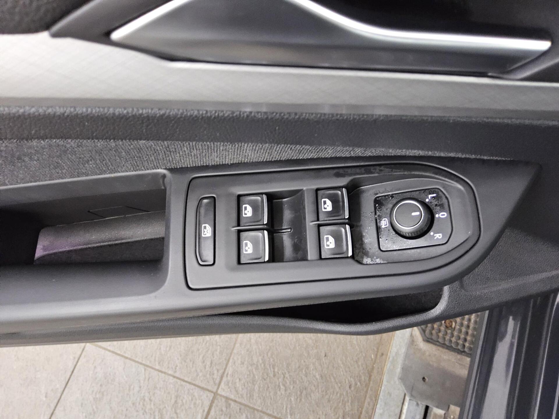 Volkswagen Golf-8 Var. 2.0 TDI Life Navi vorb. LED DC ACC 10