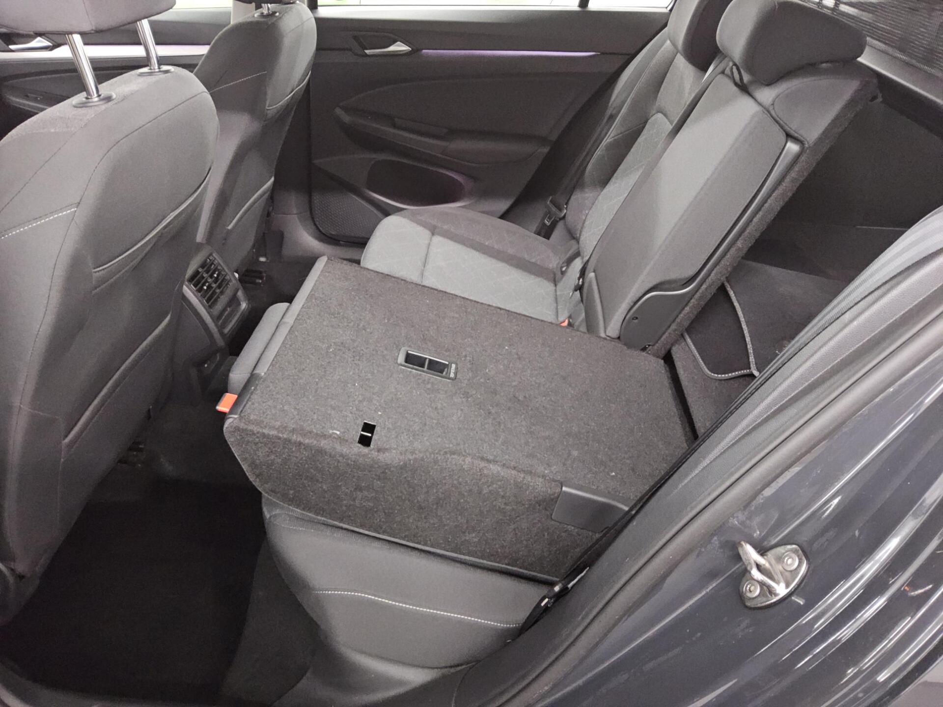 Volkswagen Golf-8 Var. 2.0 TDI Life Navi vorb. LED DC ACC 13