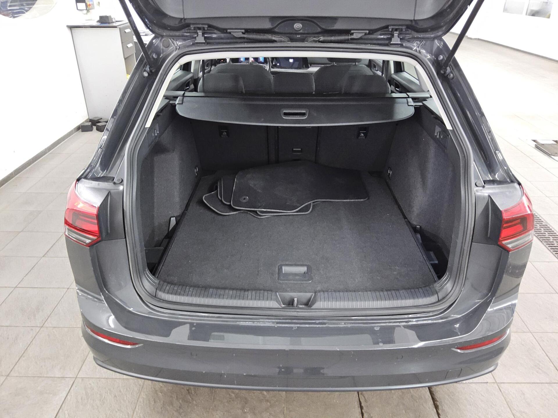 Volkswagen Golf-8 Var. 2.0 TDI Life Navi vorb. LED DC ACC 12