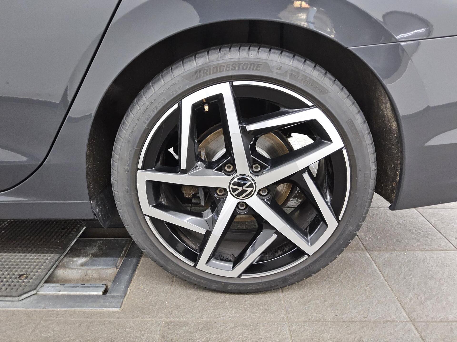 Volkswagen Golf-8 Var. 2.0 TDI Life Navi vorb. LED DC ACC 11