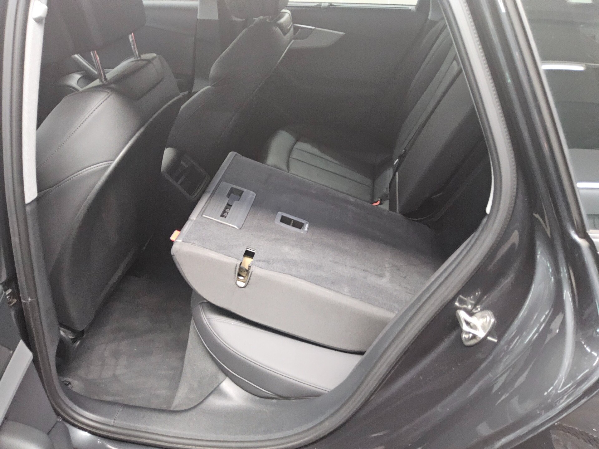 Audi A4 Avant 35 TFSI Leder Navi Matrix StHzg RFK ACC 13