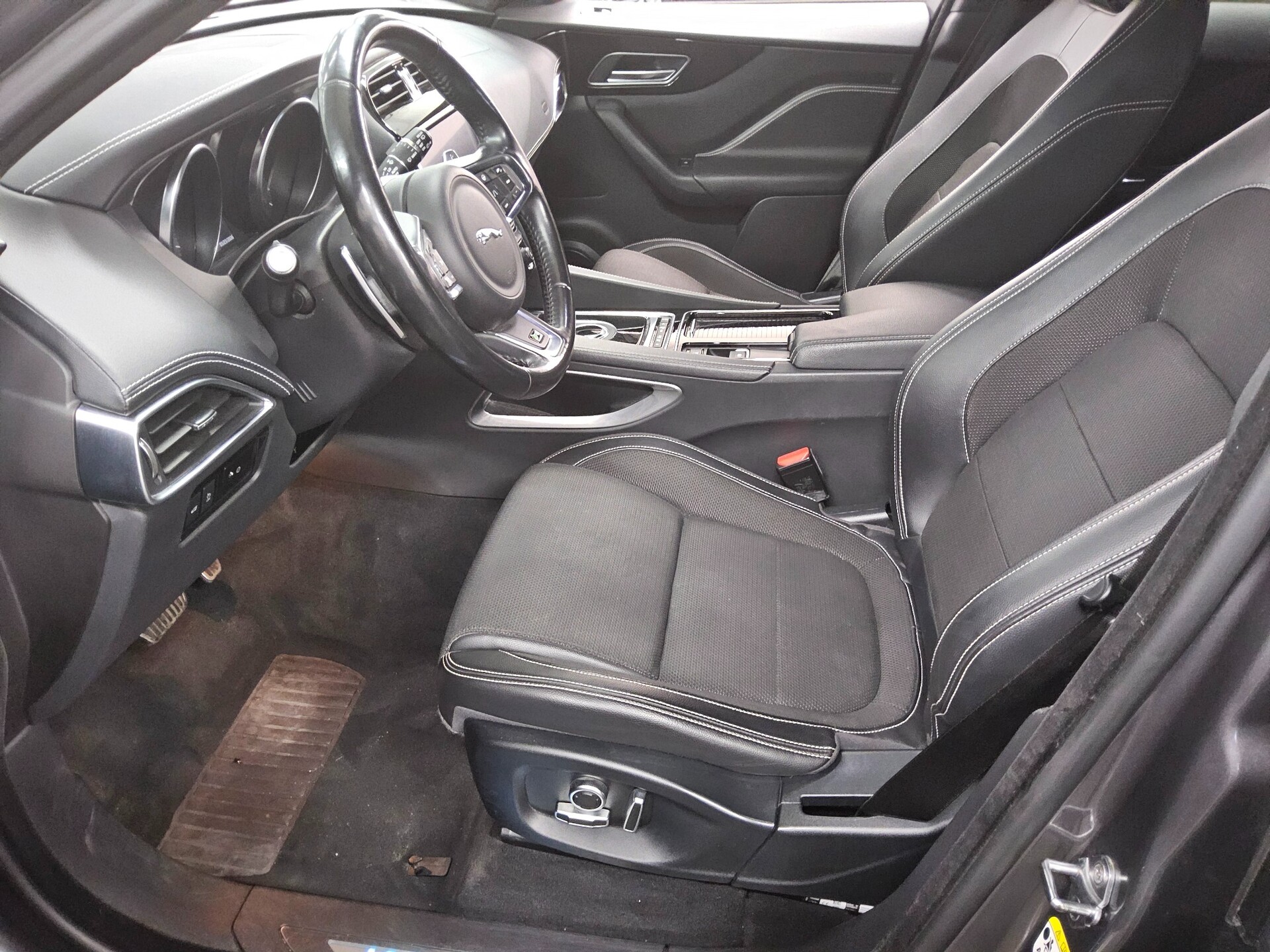 Jaguar F-Pace 20d AWD R-Sport Navi LED 4xShz Kamera 8