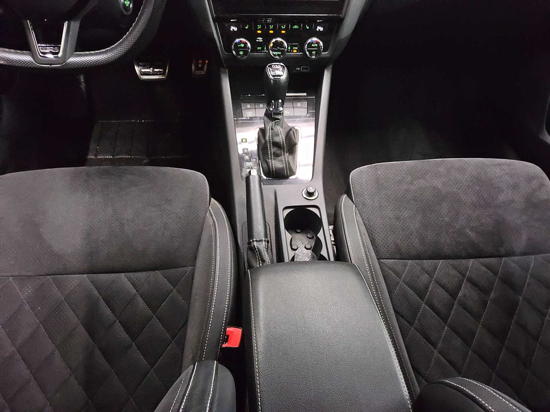 Skoda Octavia Kombi 2.0 TDI RS Navi LED AHK ACC Memory 6