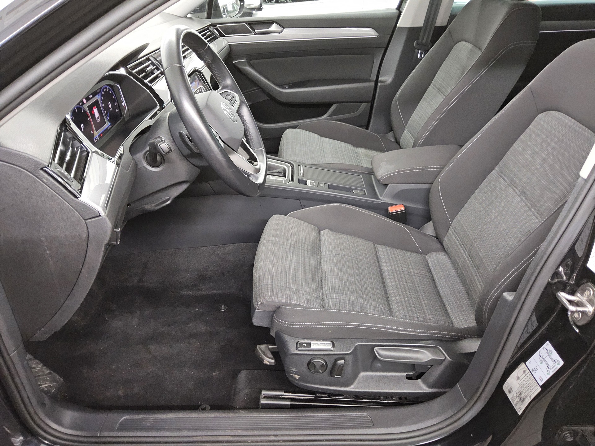 Volkswagen Passat Var. 2.0 TDI Business Navi LED DC Pano 9