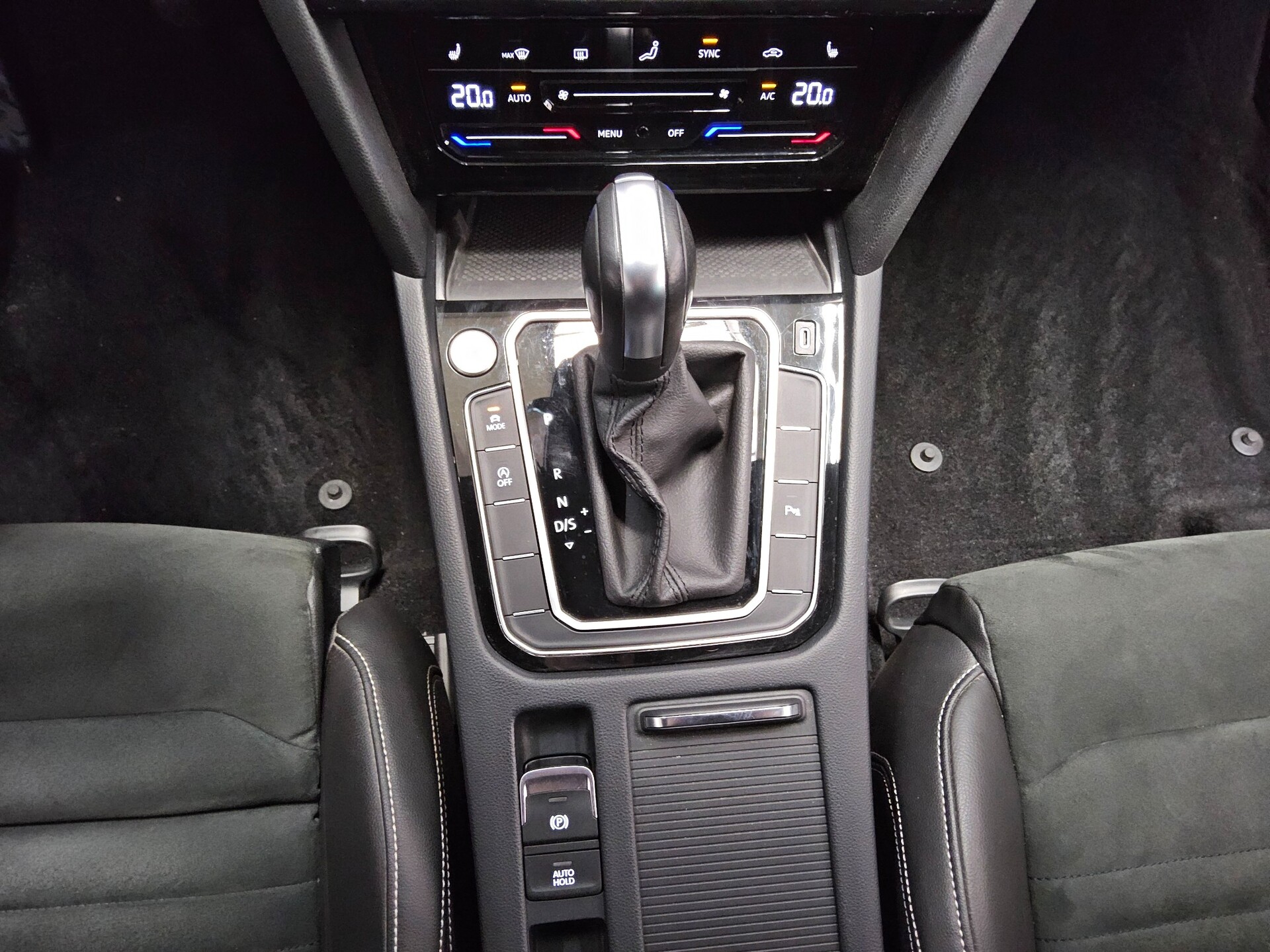 Volkswagen Passat Var. 2.0 TDI Elegance Navi Matrix AID RfK 6