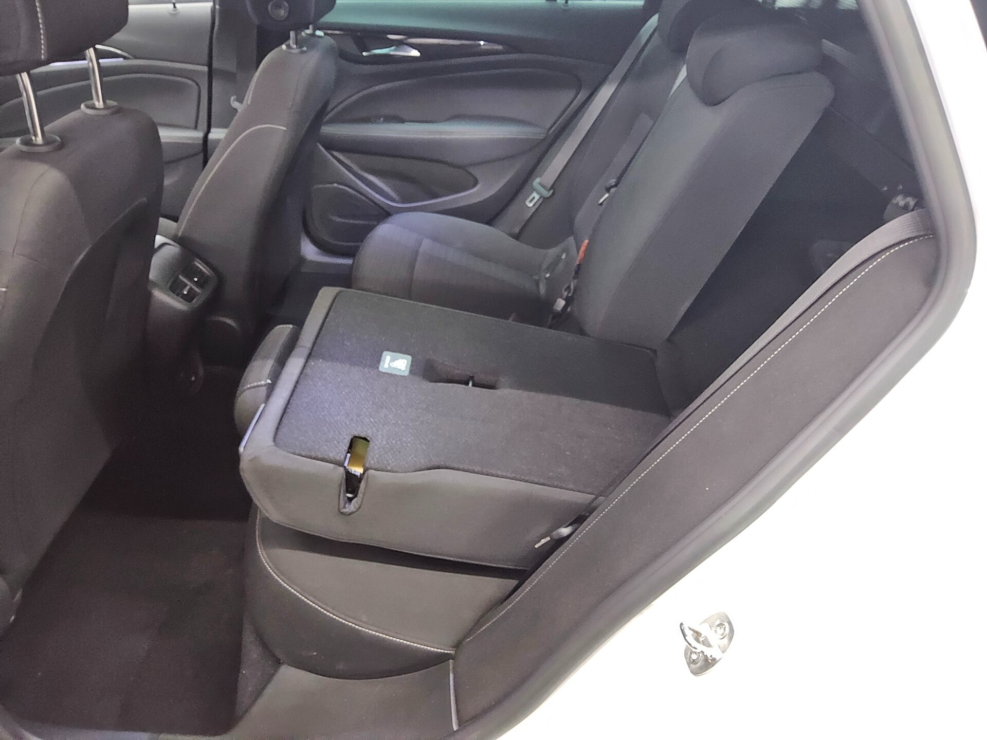 Opel Insignia ST 1.5 D Business Elegance Navi LED RFK 12