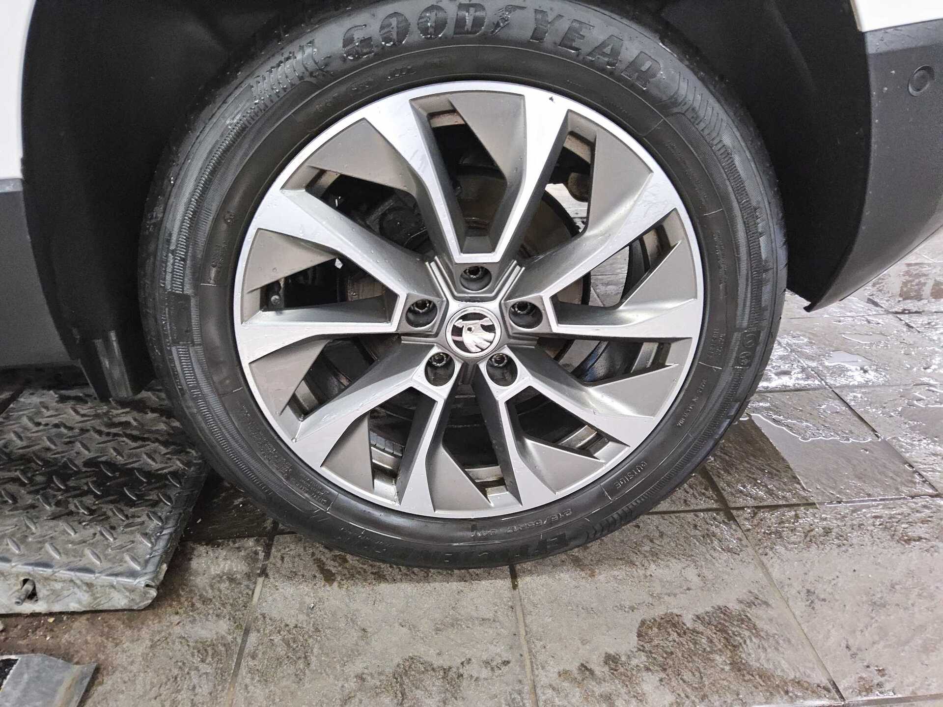 Skoda Karoq 2.0 TDI Clever Navi LED 4xShz RfK ACC PDC 10