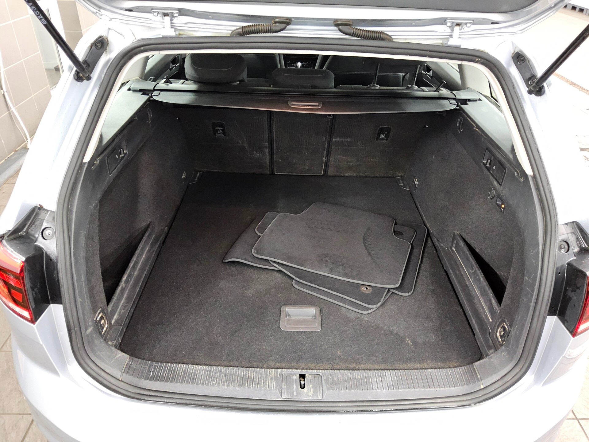 Volkswagen Passat Var. 2.0 TDI Business Navi LED AID RfK 12