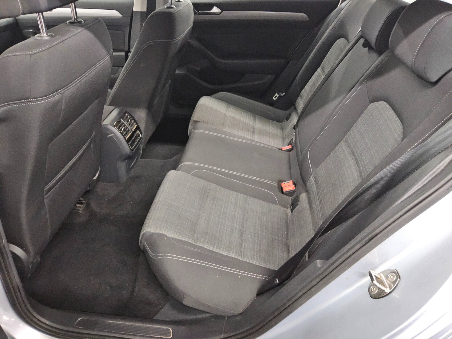 Volkswagen Passat Var. 2.0 TDI Business Navi LED AID RfK 13