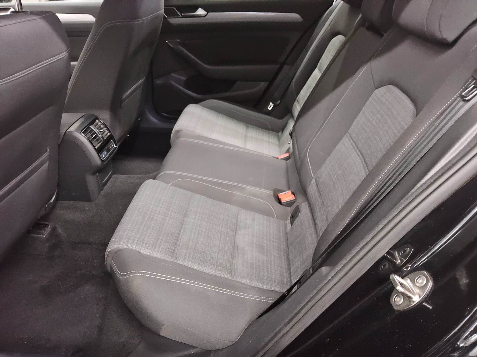 Volkswagen Passat Var. 2.0 TDI Business Navi LED AID RFK 13