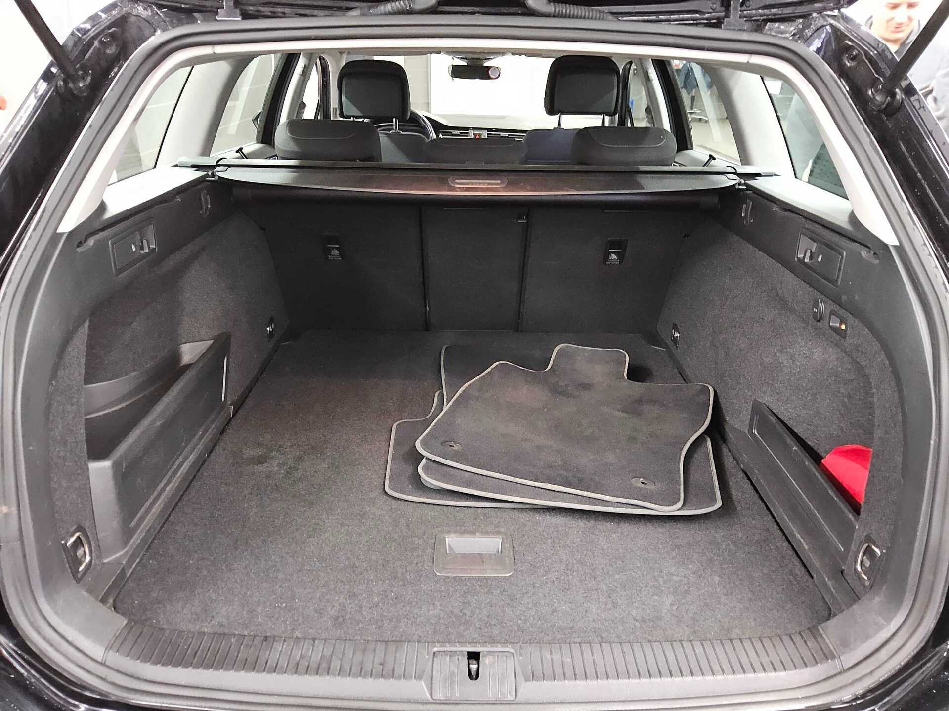 Volkswagen Passat Var. 2.0 TDI Business Navi LED AID RFK 12