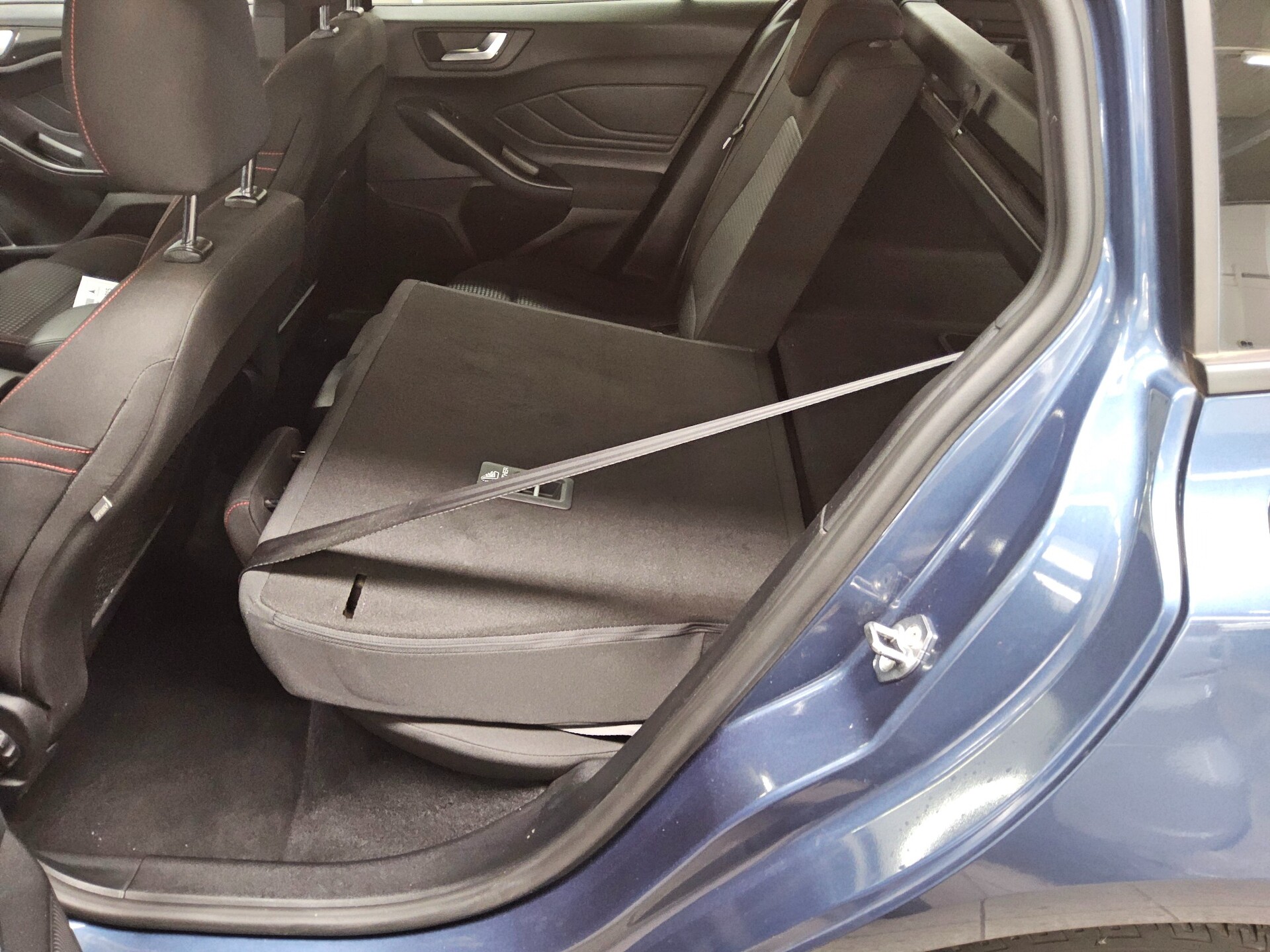 Ford Focus Turnier 1.5 EB ST-Line Navi LED RfK PDC 12