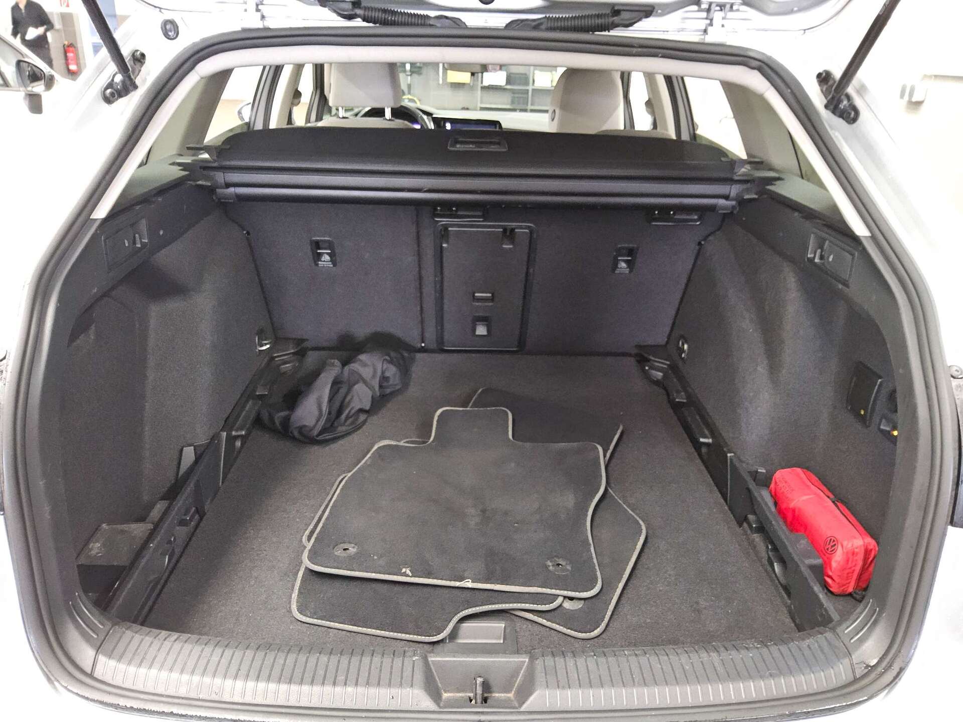 Volkswagen Golf-8 Var. 2.0 TDI Life Navi LED AID AHK ACC 12