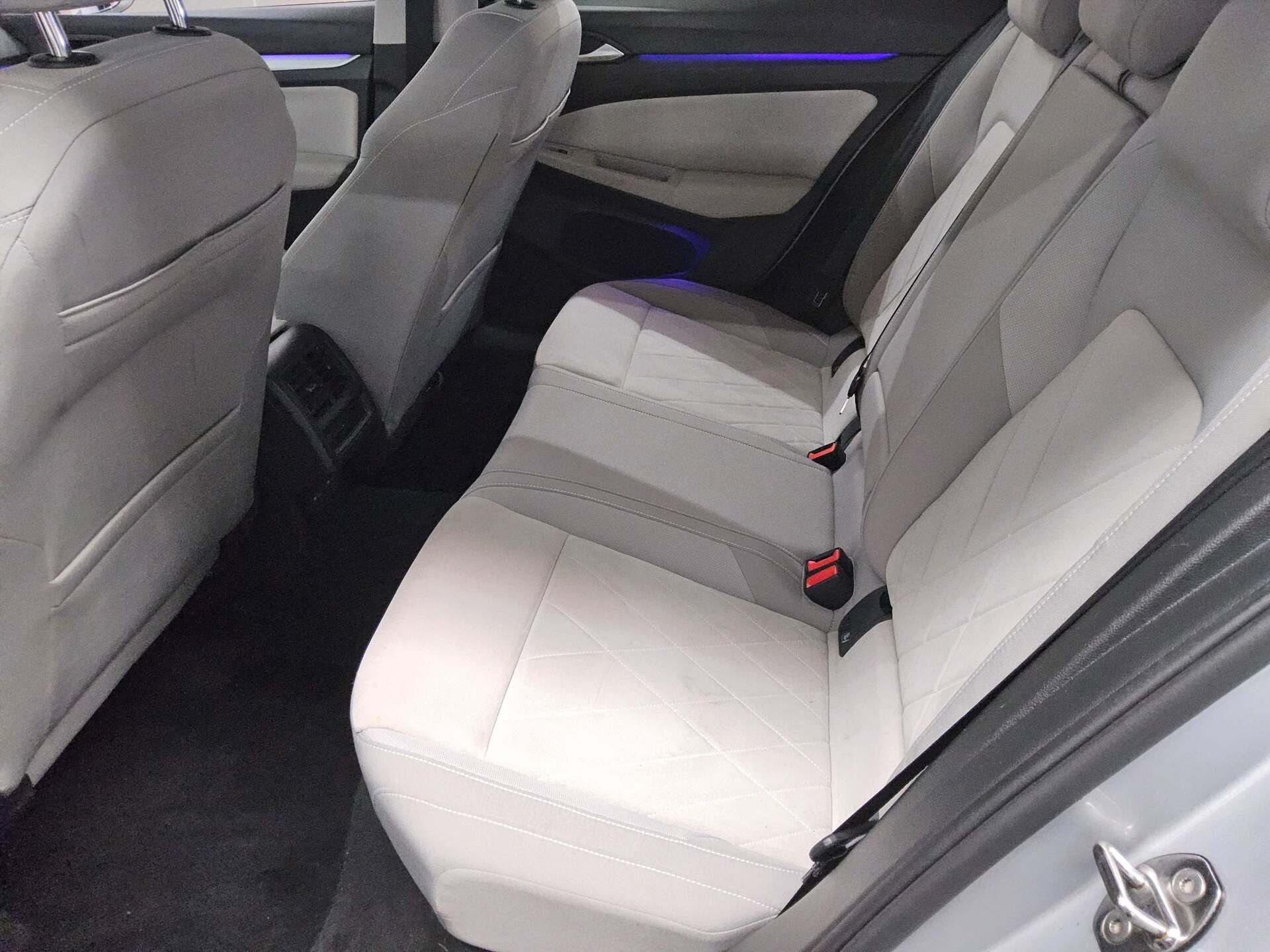 Volkswagen Golf-8 Var. 2.0 TDI Life Navi LED AID AHK ACC 13