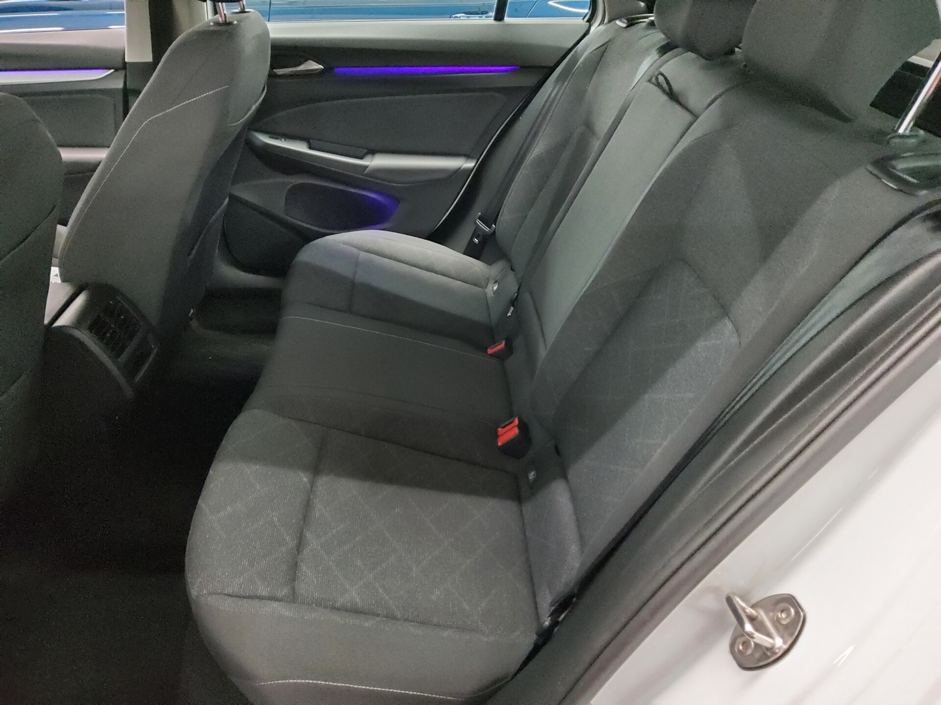 Volkswagen Golf-8 Var. 2.0 TDI Life Navi LED DC ACC PDC Shz 13