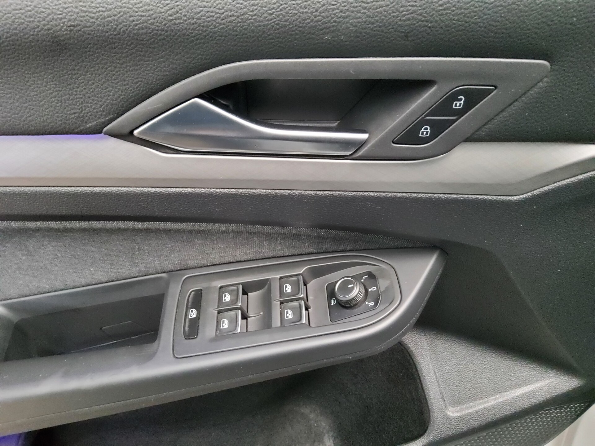 Volkswagen Golf-8 Var. 2.0 TDI Life Navi LED DC ACC PDC Shz 10