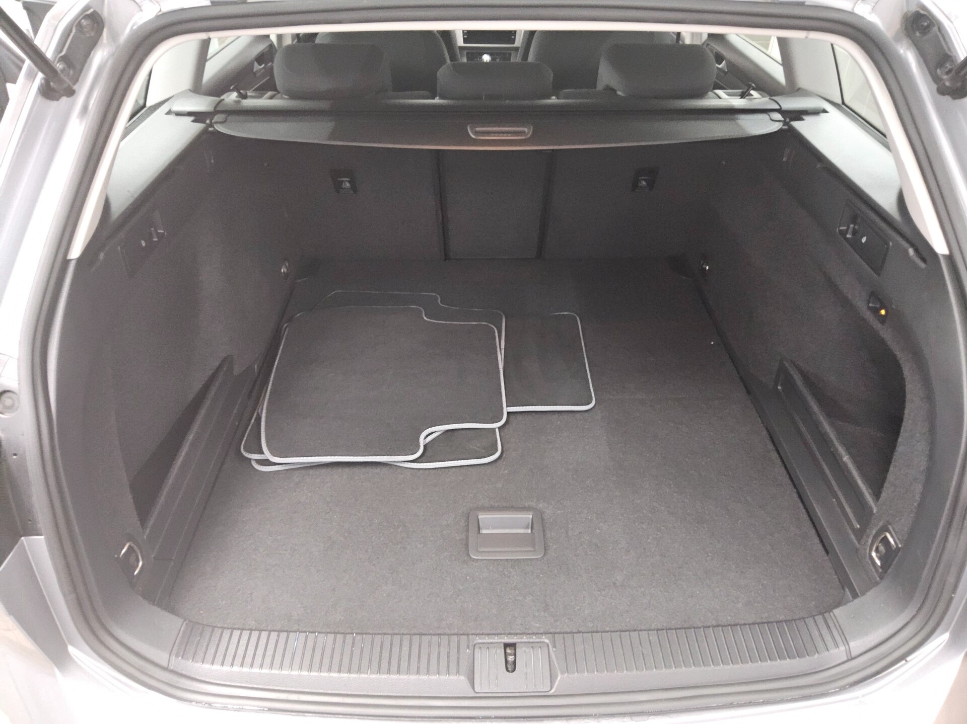 Volkswagen Passat Var. 2.0 TDI Navi LED RFK AHK Shz PDC 11