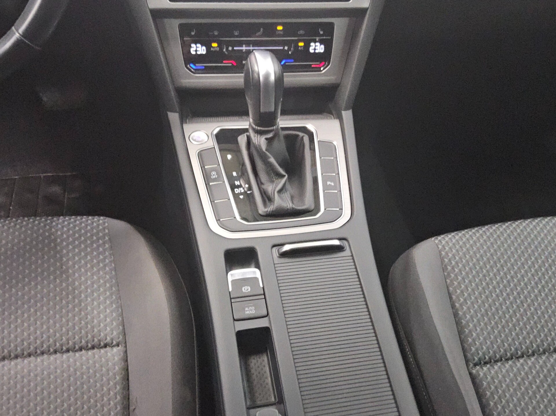 Volkswagen Passat Var. 2.0 TDI Navi LED RFK AHK Shz PDC 6