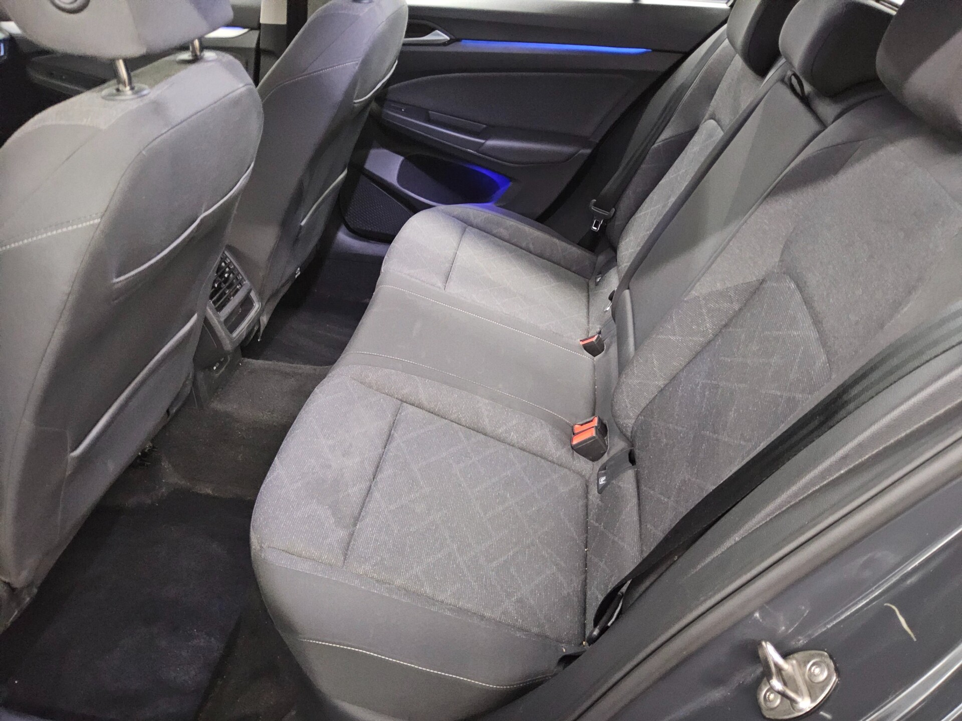 Volkswagen Golf-8 Var. 2.0 TDI Life LED DC PDC Shz BT 13