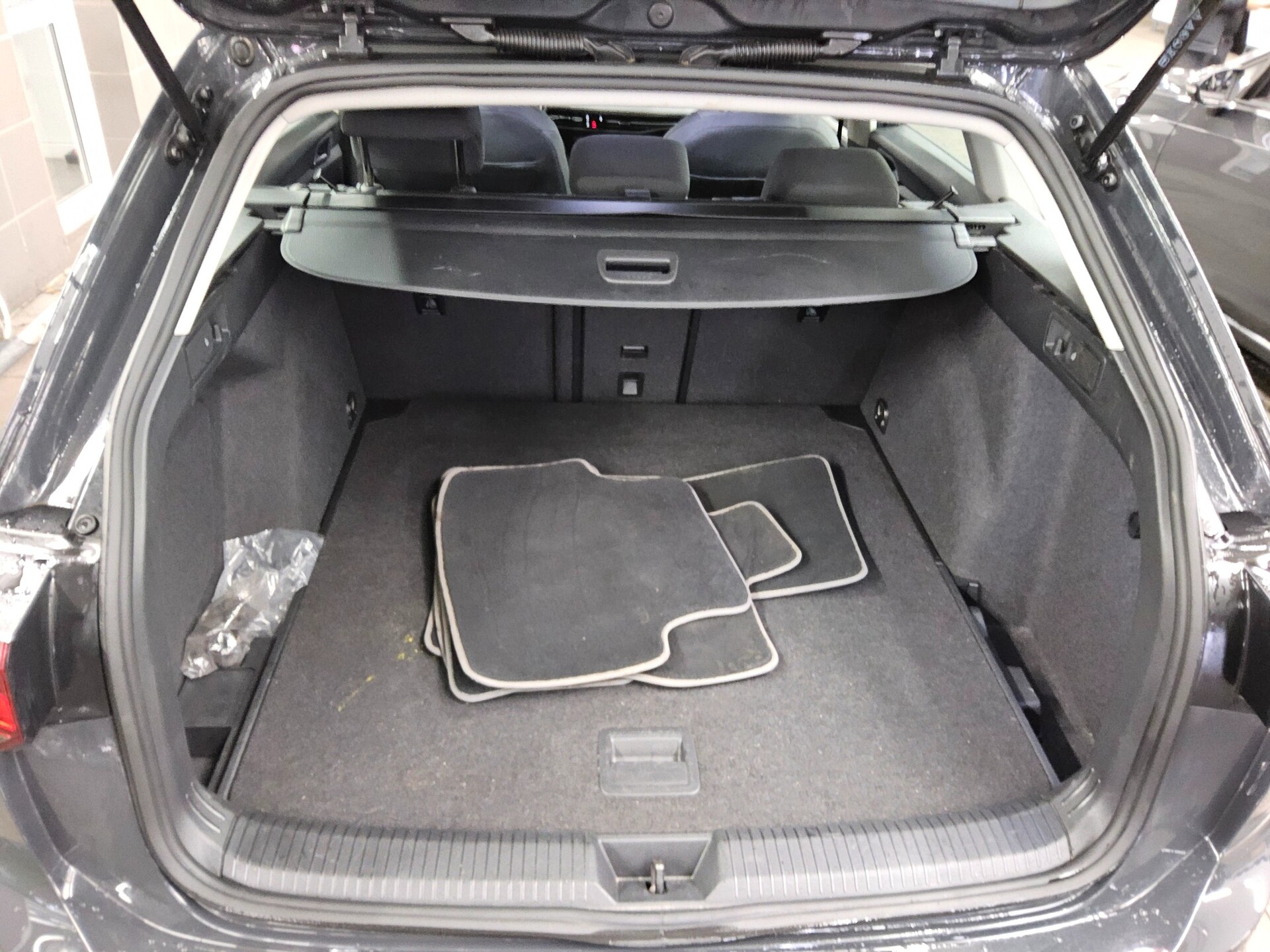 Volkswagen Golf-8 Var. 2.0 TDI Life LED DC PDC Shz BT 12