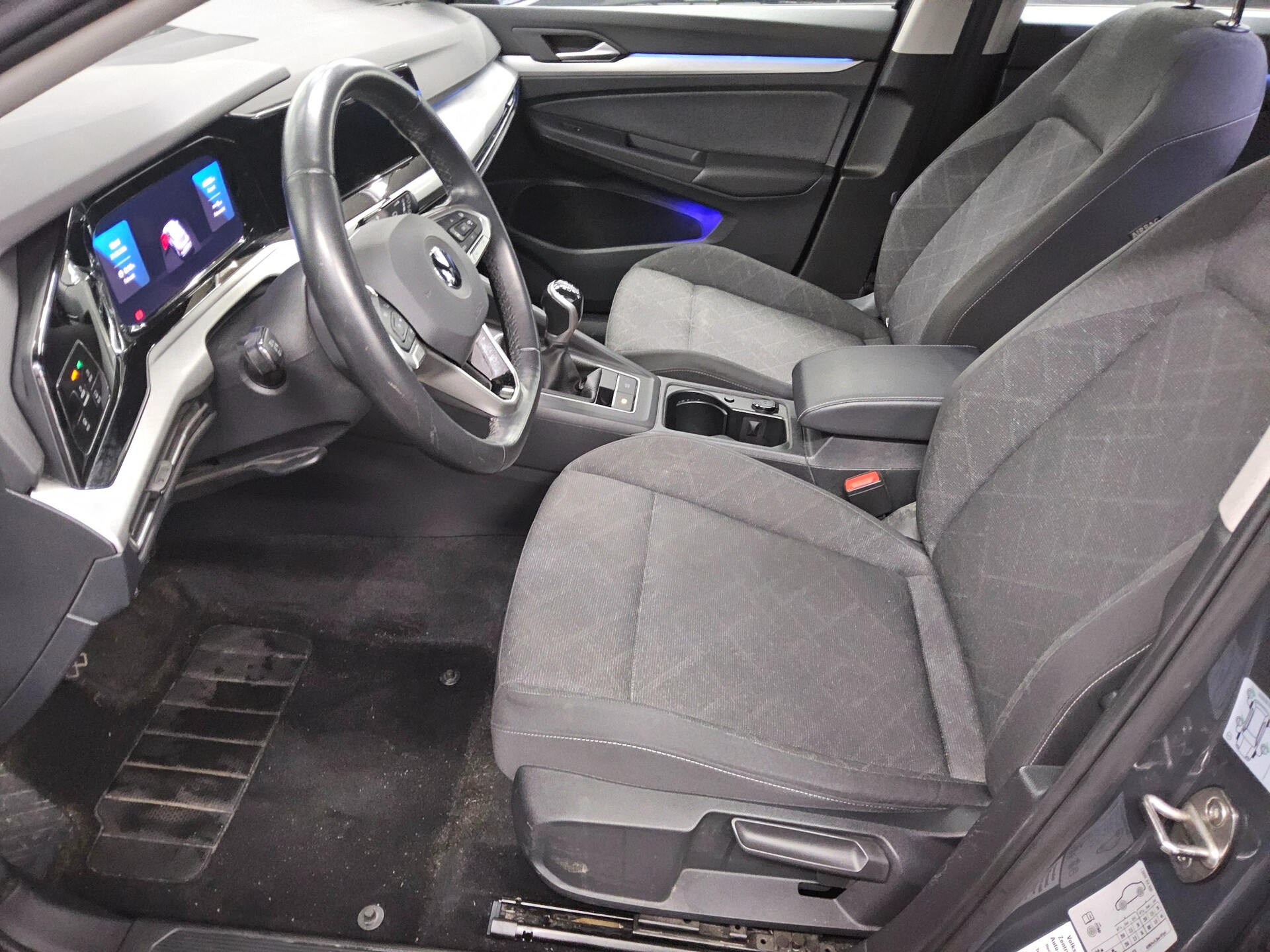 Volkswagen Golf-8 Var. 2.0 TDI Life LED DC PDC Shz BT 9