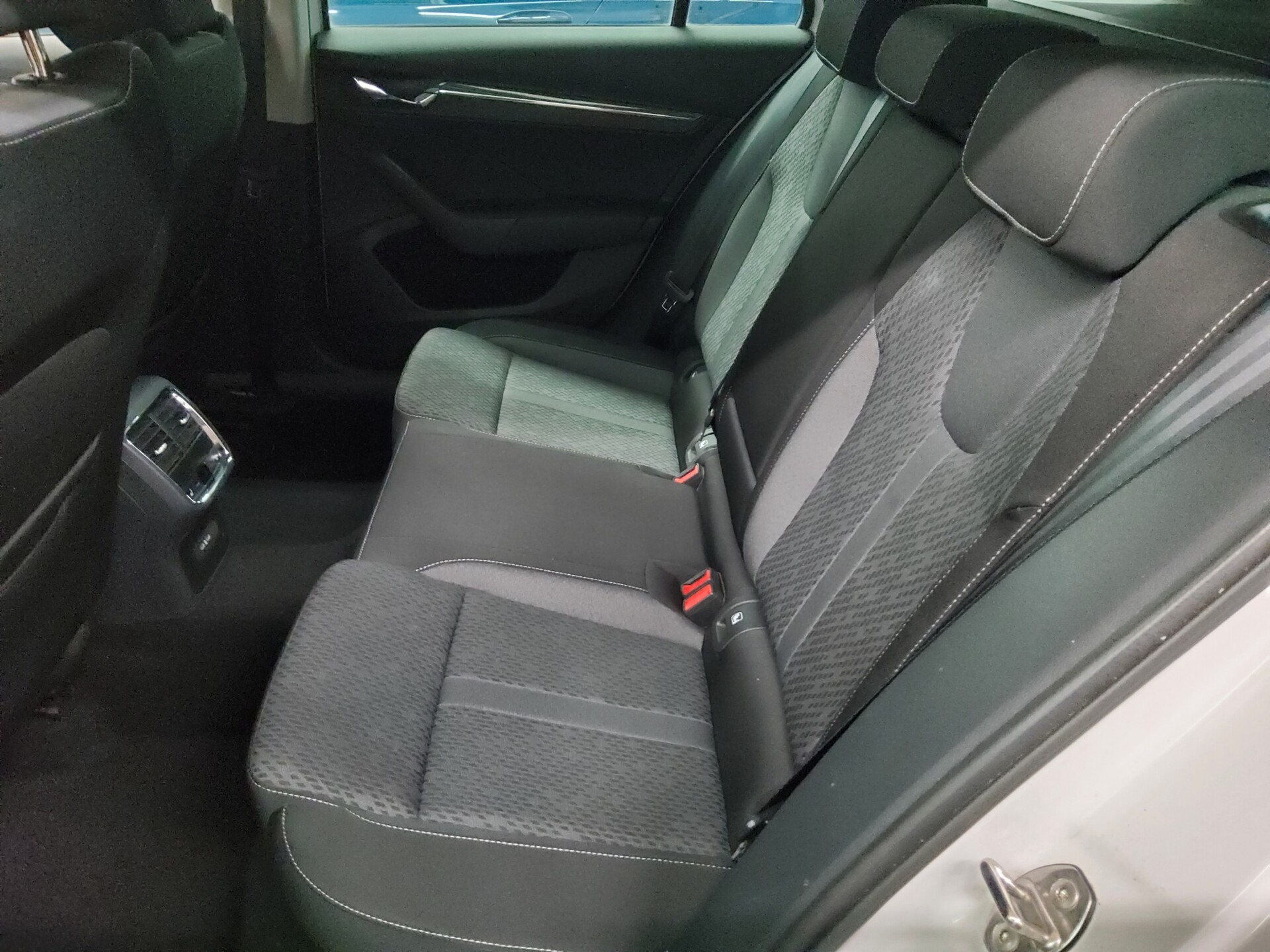 Skoda Octavia Kombi 2.0 TDI Style Navi LED Virtual HuD 13