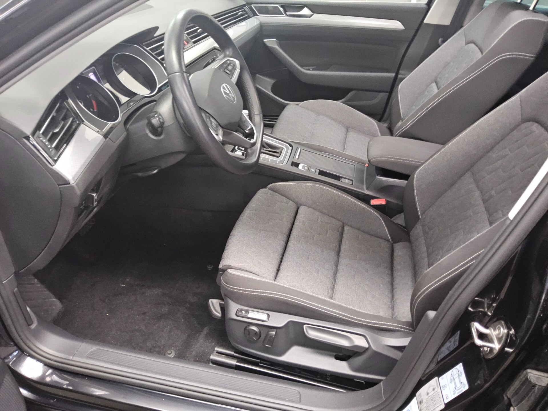 Volkswagen Passat Var. 2.0 TDI Business Navi LED Pano AHK 8