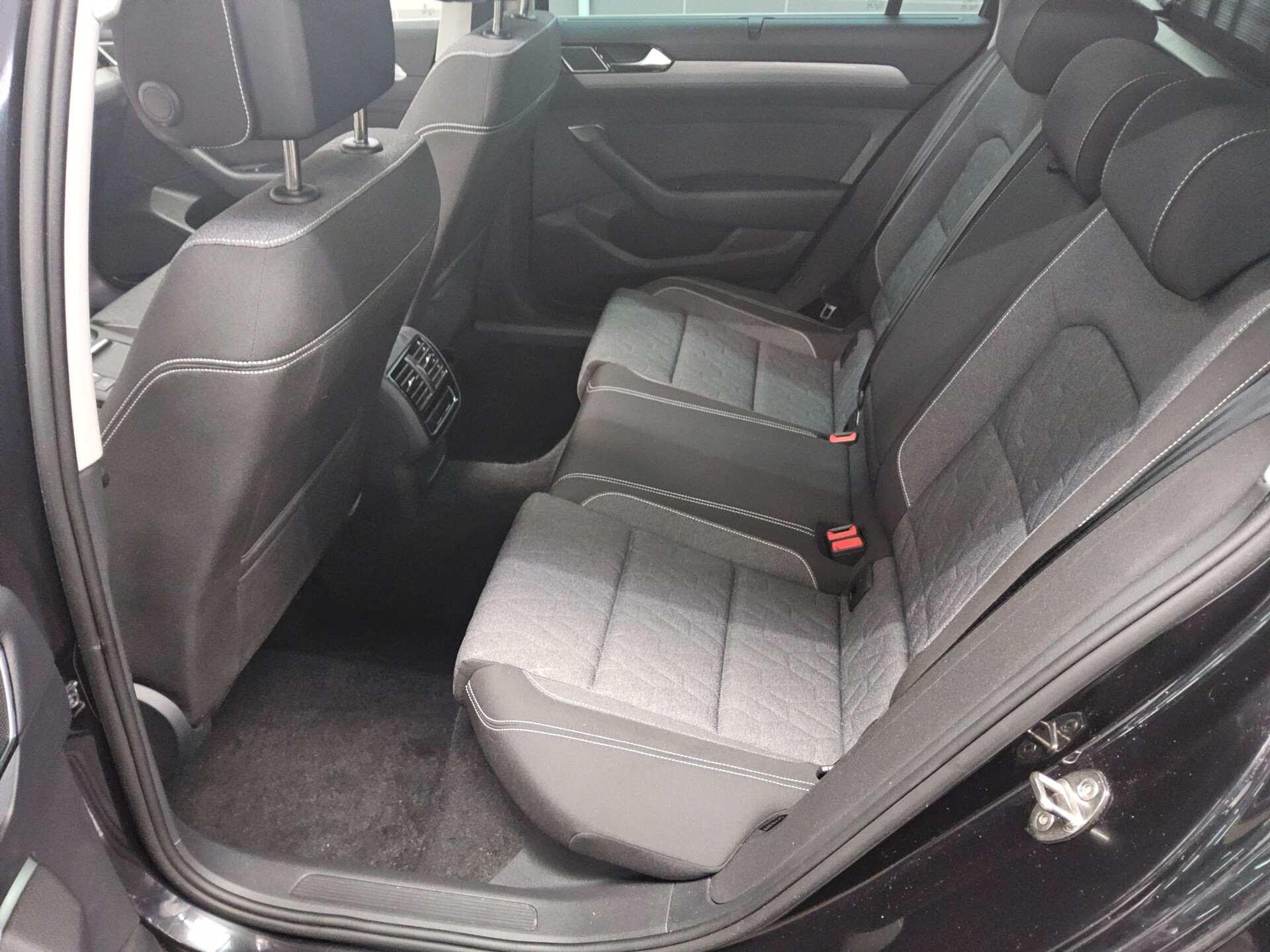 Volkswagen Passat Var. 2.0 TDI Business Navi LED Pano AHK 13