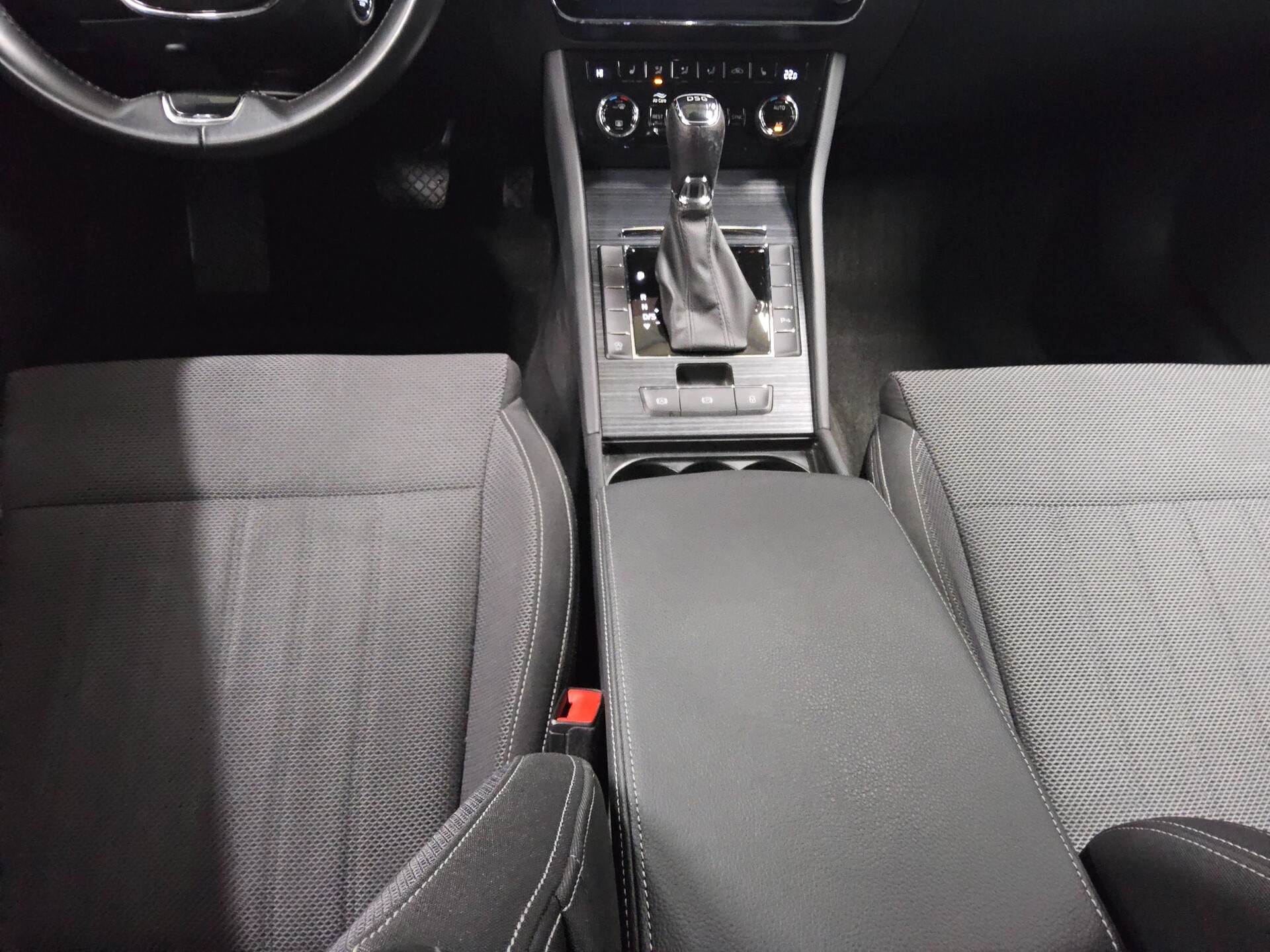 Skoda Superb Kombi 2.0 TDI Style Navi AHK PDC ACC Shz 6