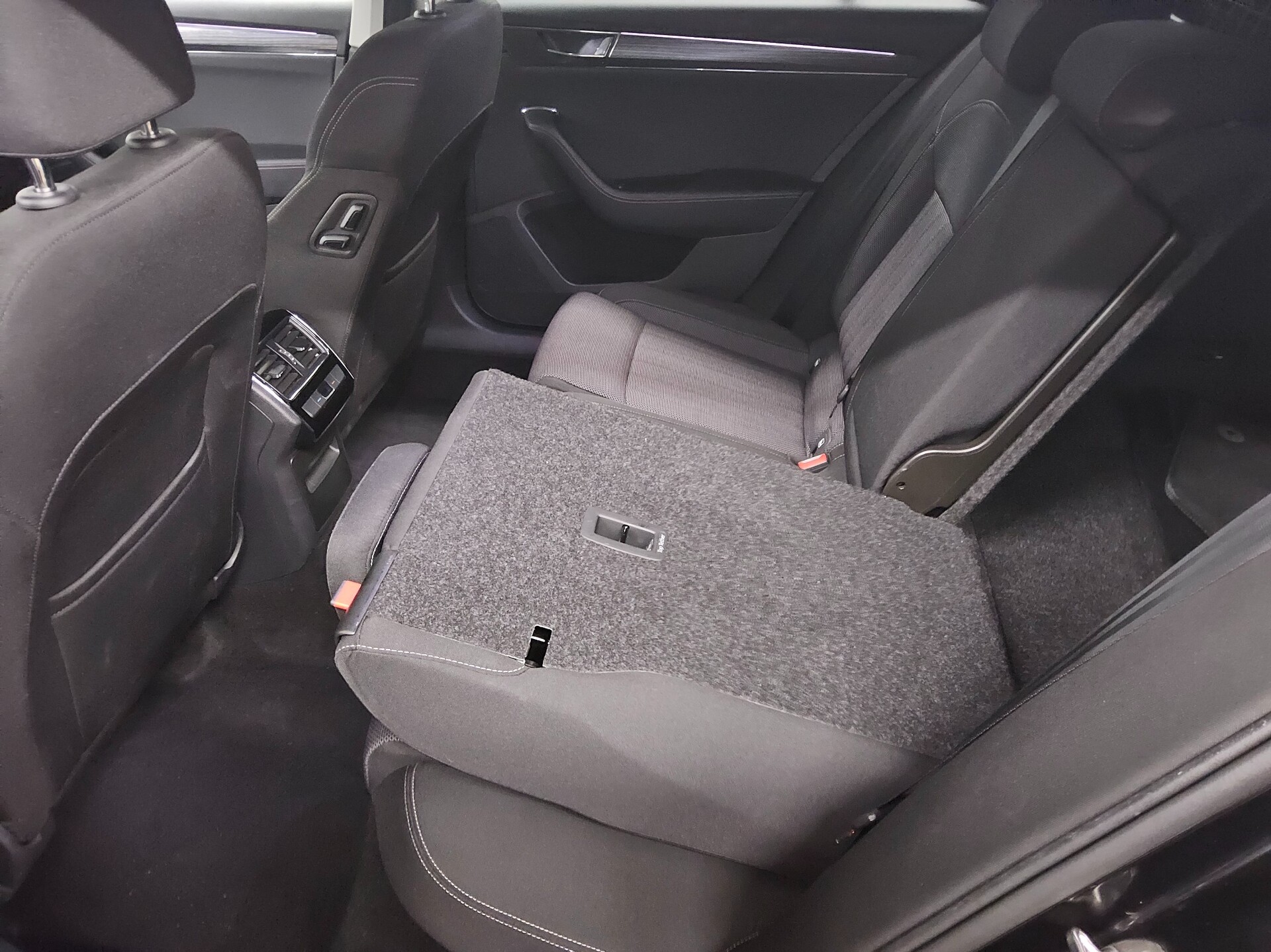 Skoda Superb Kombi 2.0 TDI Style Navi AHK PDC ACC Shz 12