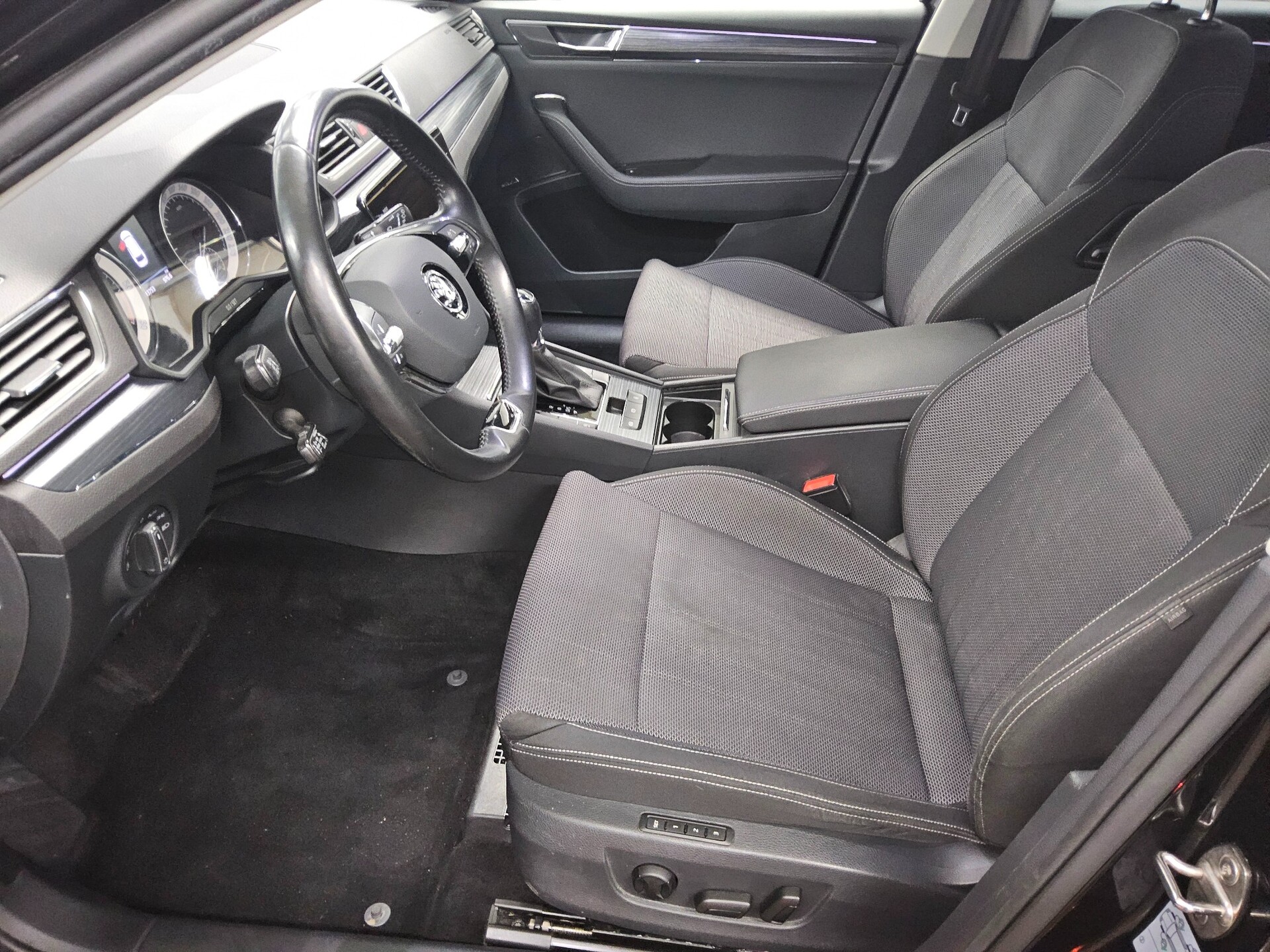 Skoda Superb Kombi 2.0 TDI Style Navi AHK PDC ACC Shz 8