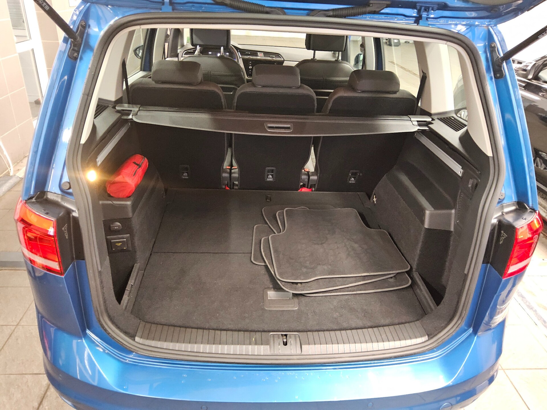 Volkswagen Touran 2.0 TDI Comf. Navi AID ACC Shz PDC BT 12