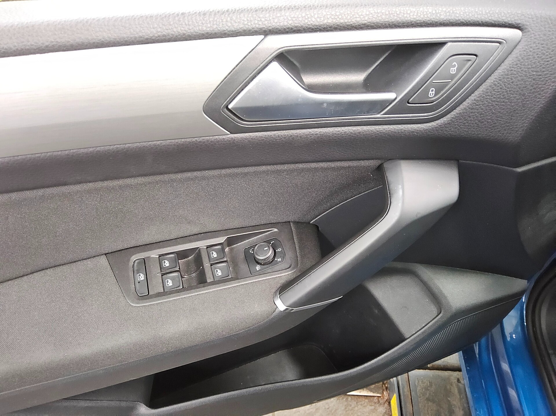 Volkswagen Touran 2.0 TDI Comf. Navi AID ACC Shz PDC BT 10