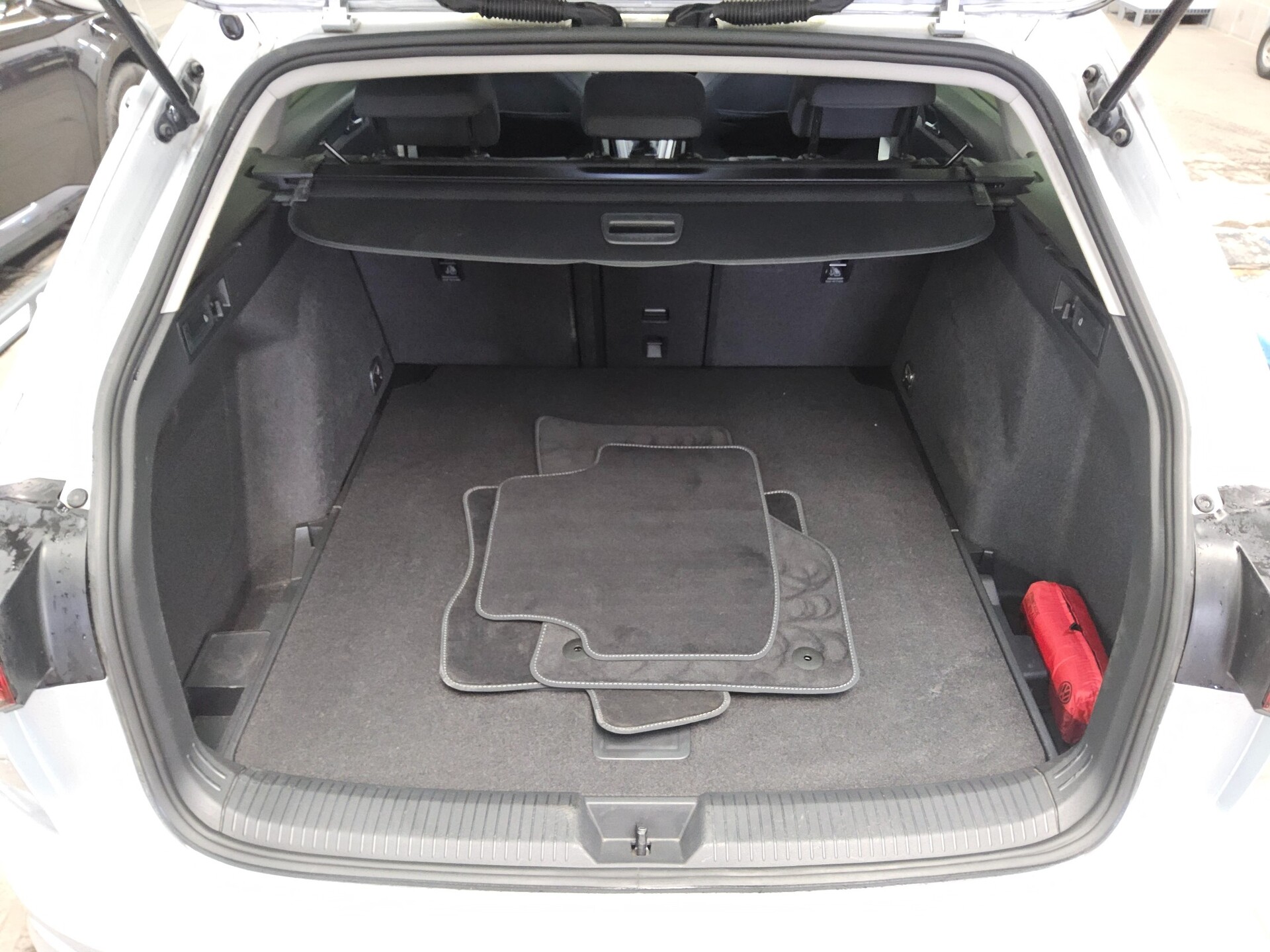 Volkswagen Golf-8 Var. 2.0 TDI Life Navi LED AID ACC Shz 12