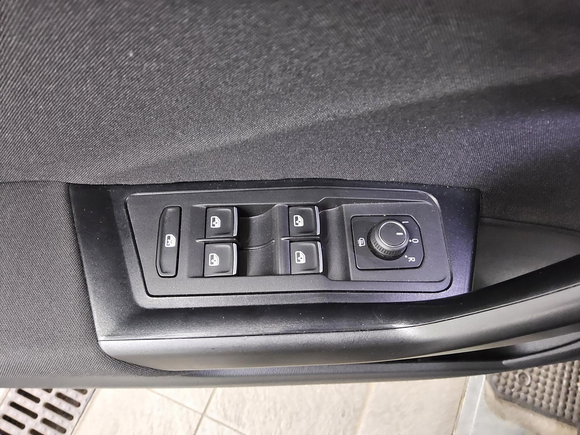 Volkswagen T-Roc 2.0 TDI Sport Navi StandHzg PDC Shz 9