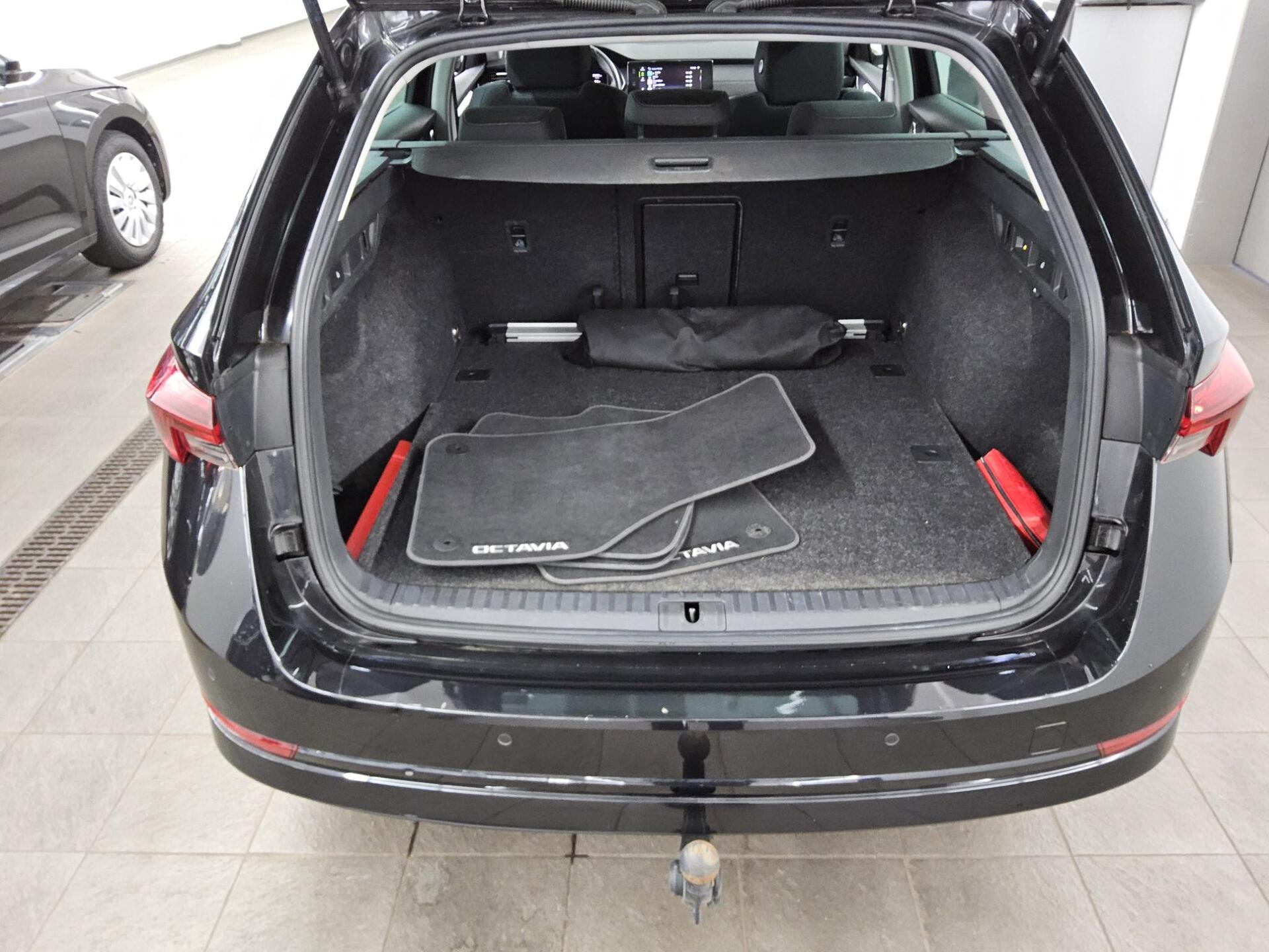 Skoda Octavia Kombi 2.0 TDI Style LED virtual AHK 12