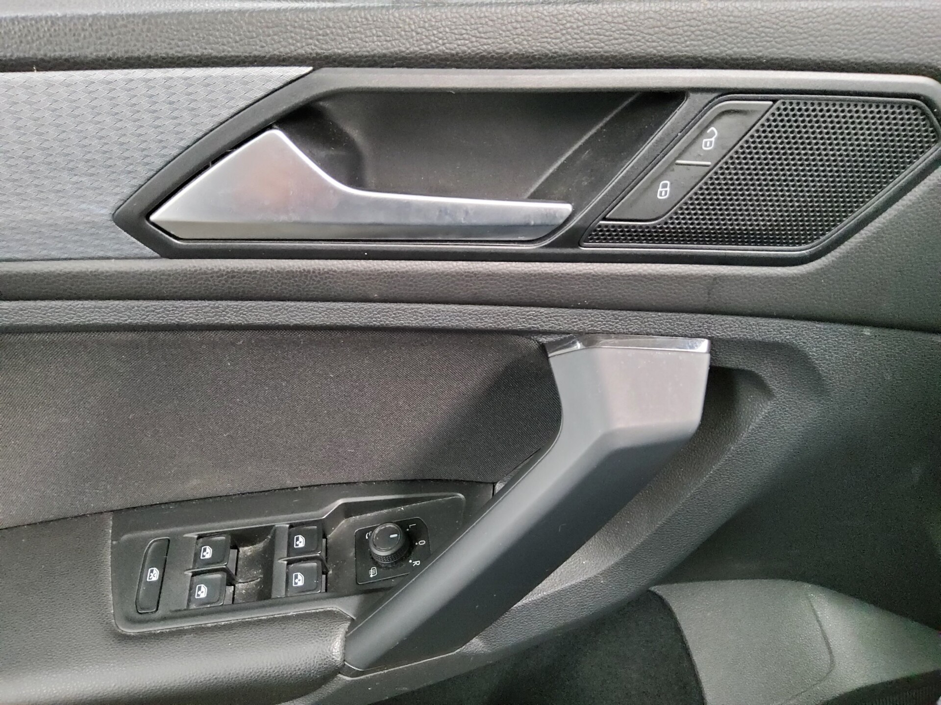 Volkswagen Tiguan 2.0 TDI Life Navi LED AID ACC PDC Shz 10